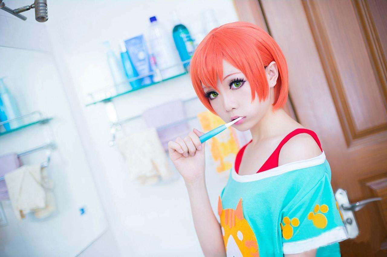 Hoshilily星空凛穿着宽松的睡衣拿着牙刷刷牙的姿势。