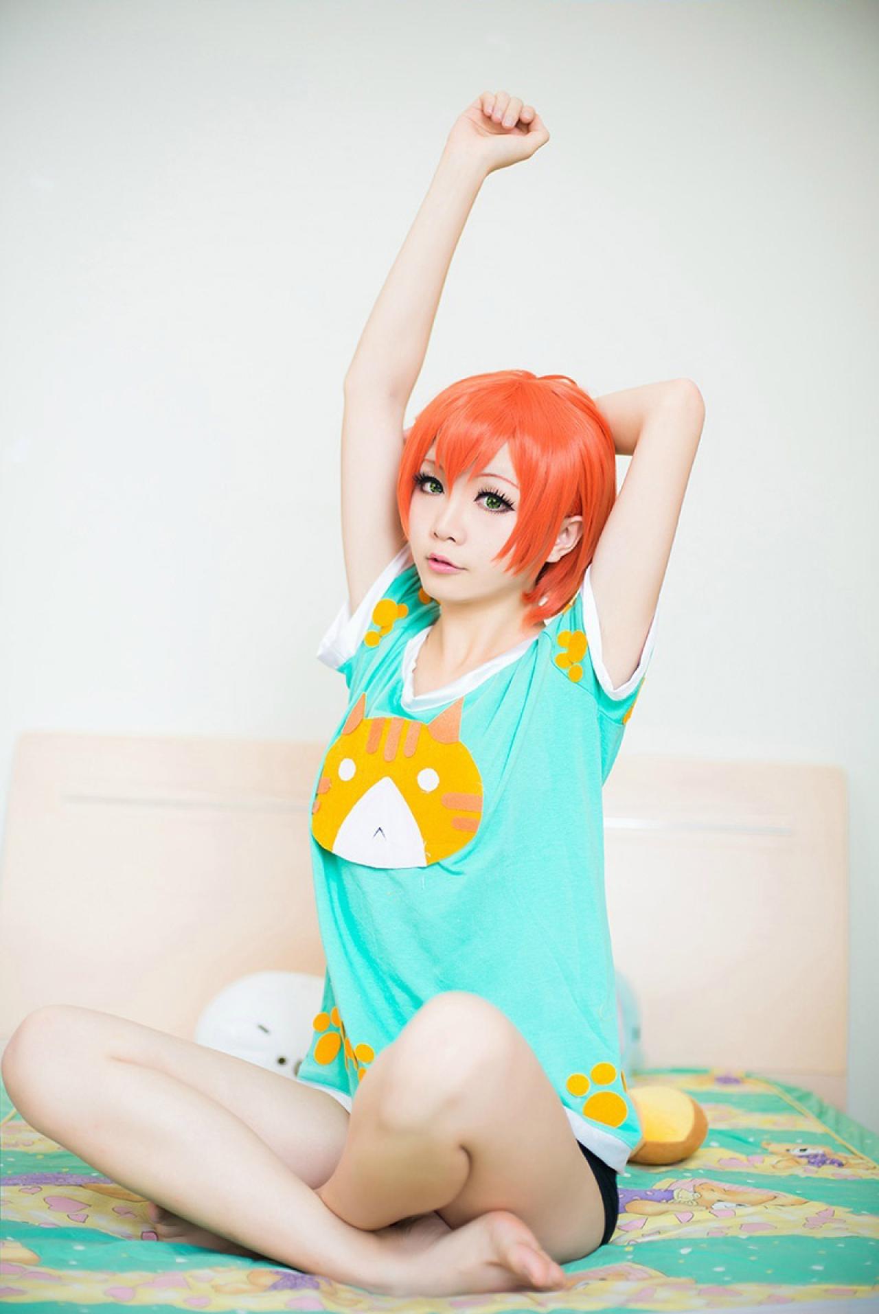 Hoshilily星空凛盘腿坐在床上伸着懒腰