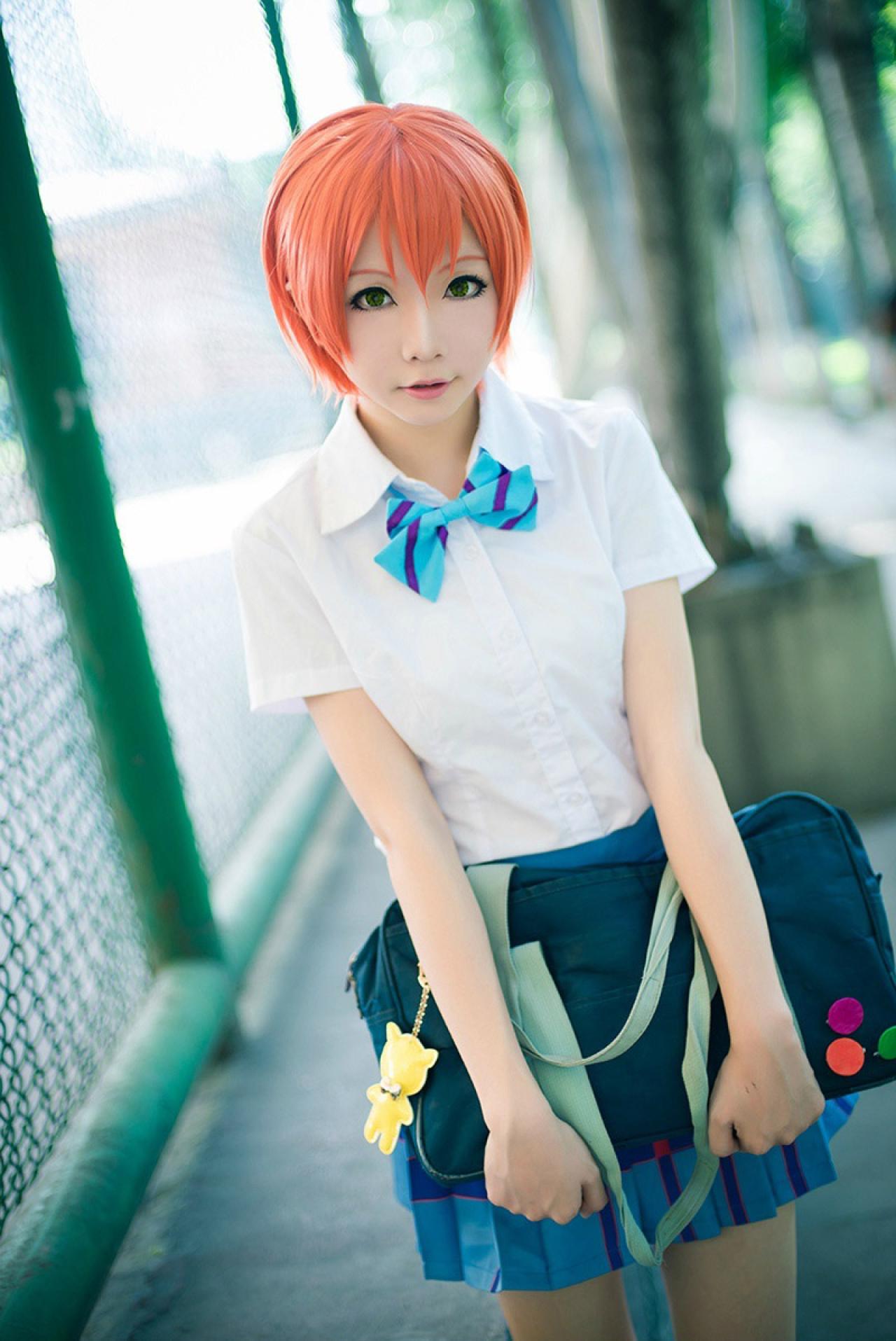 Hoshilily星空凛双手抱着挂着小熊挂饰的蓝色背包