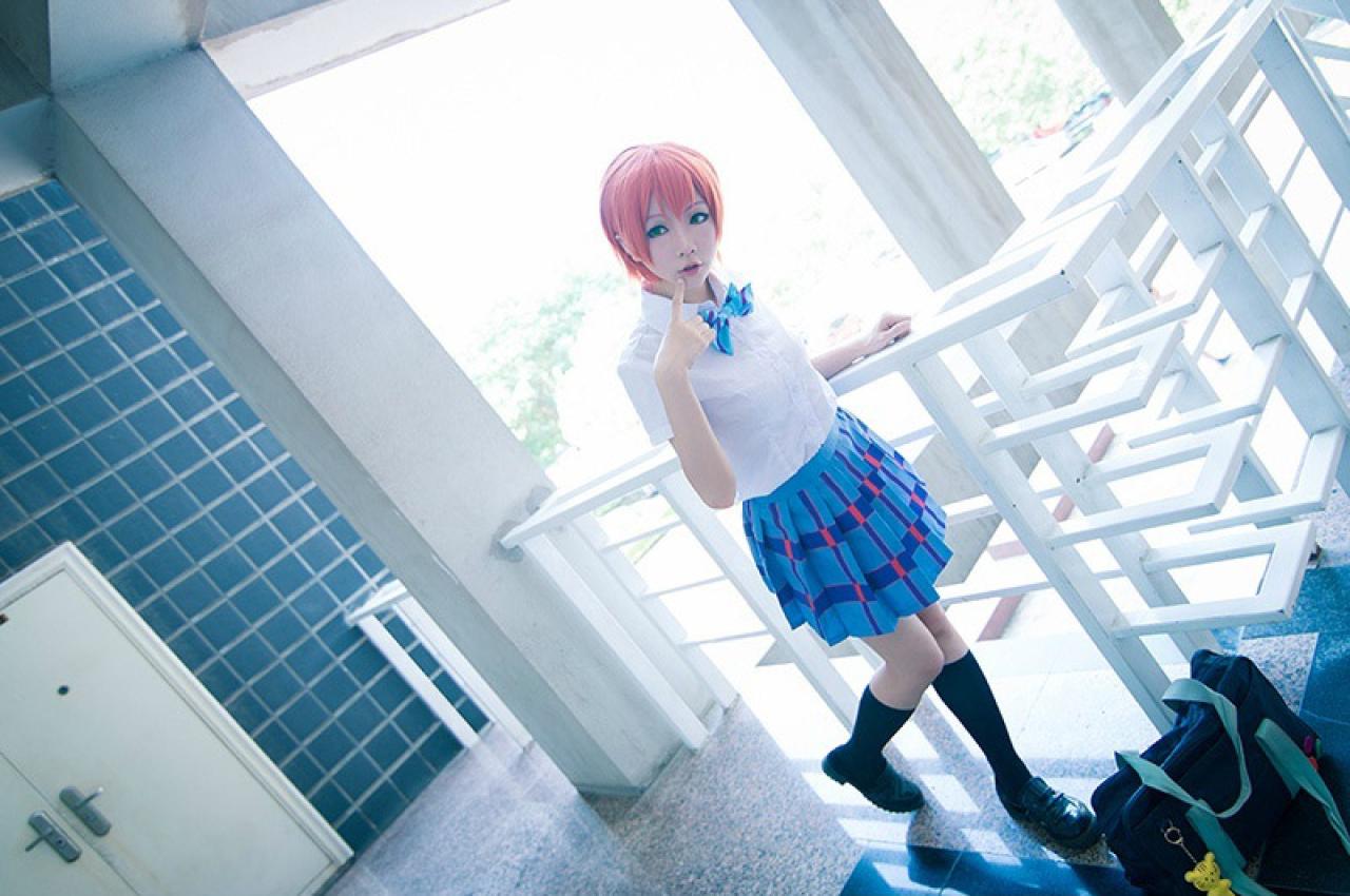 Hoshilily星空凛扶着栏杆，手指戳着下巴嘟嘴卖萌