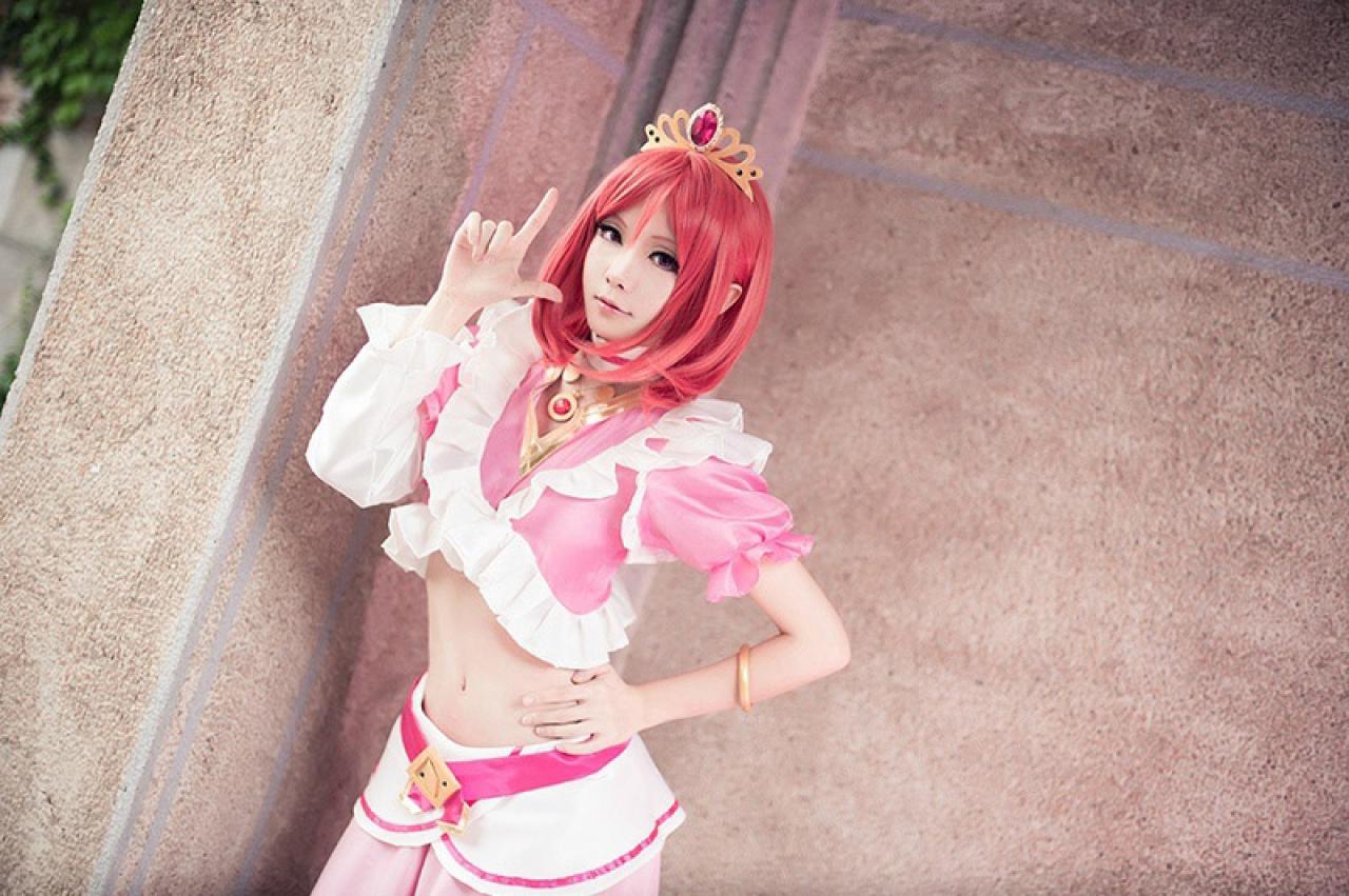 Hoshilily扮演西木野真姬作八字手势横幅