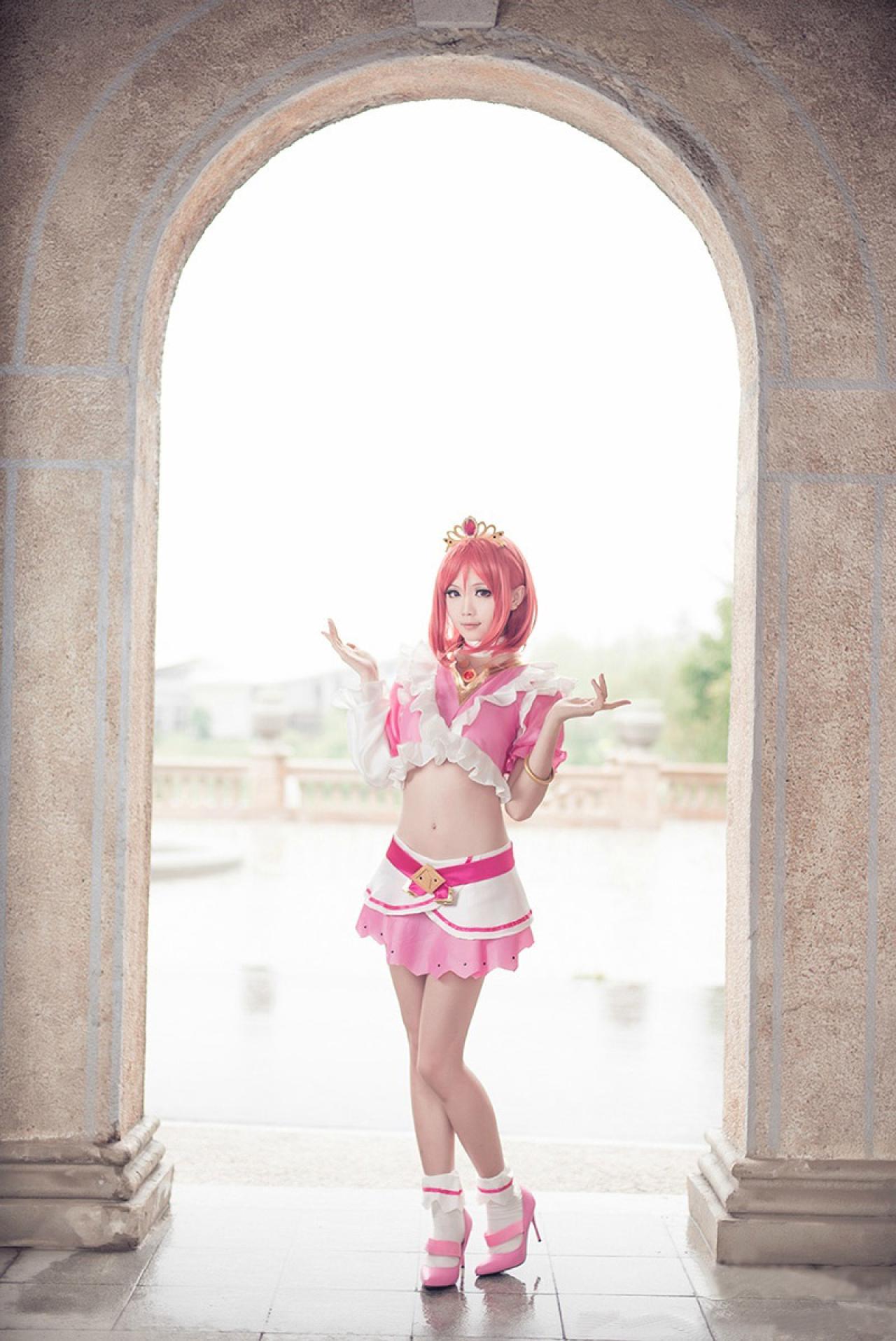 Hoshilily扮演西木野真姬站在门洞里