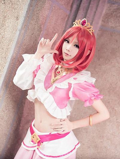 Hoshilily扮演西木野真姬站立在门柱旁，作八字手势