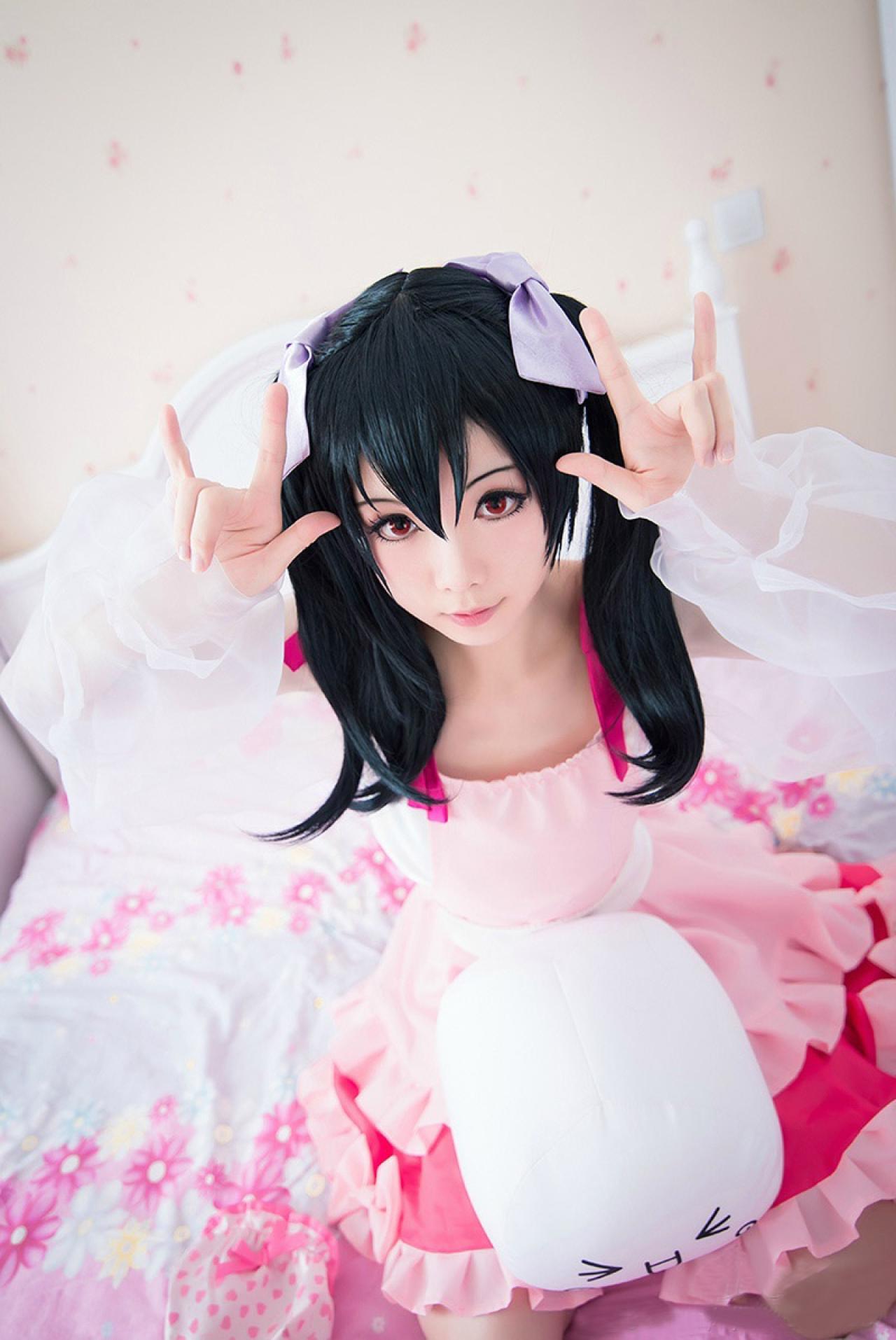 Hoshilily扮演矢泽妮可，抱着玩偶，双手作ILOVEYOU手势