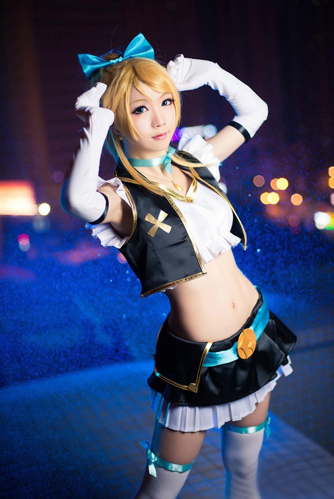 Hoshilily扮演绚濑绘里双手扮小猫的姿势