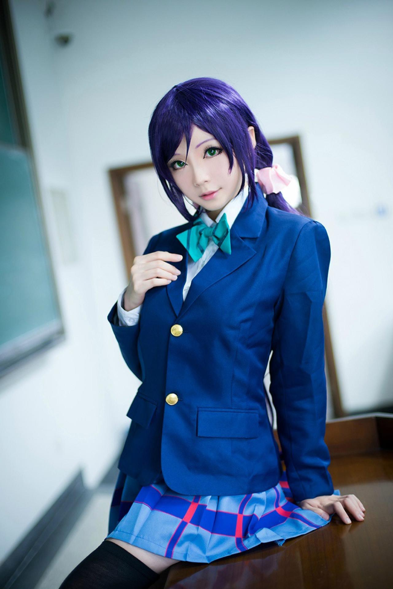 Hoshilily扮演东条希穿着制服靠坐在讲台上