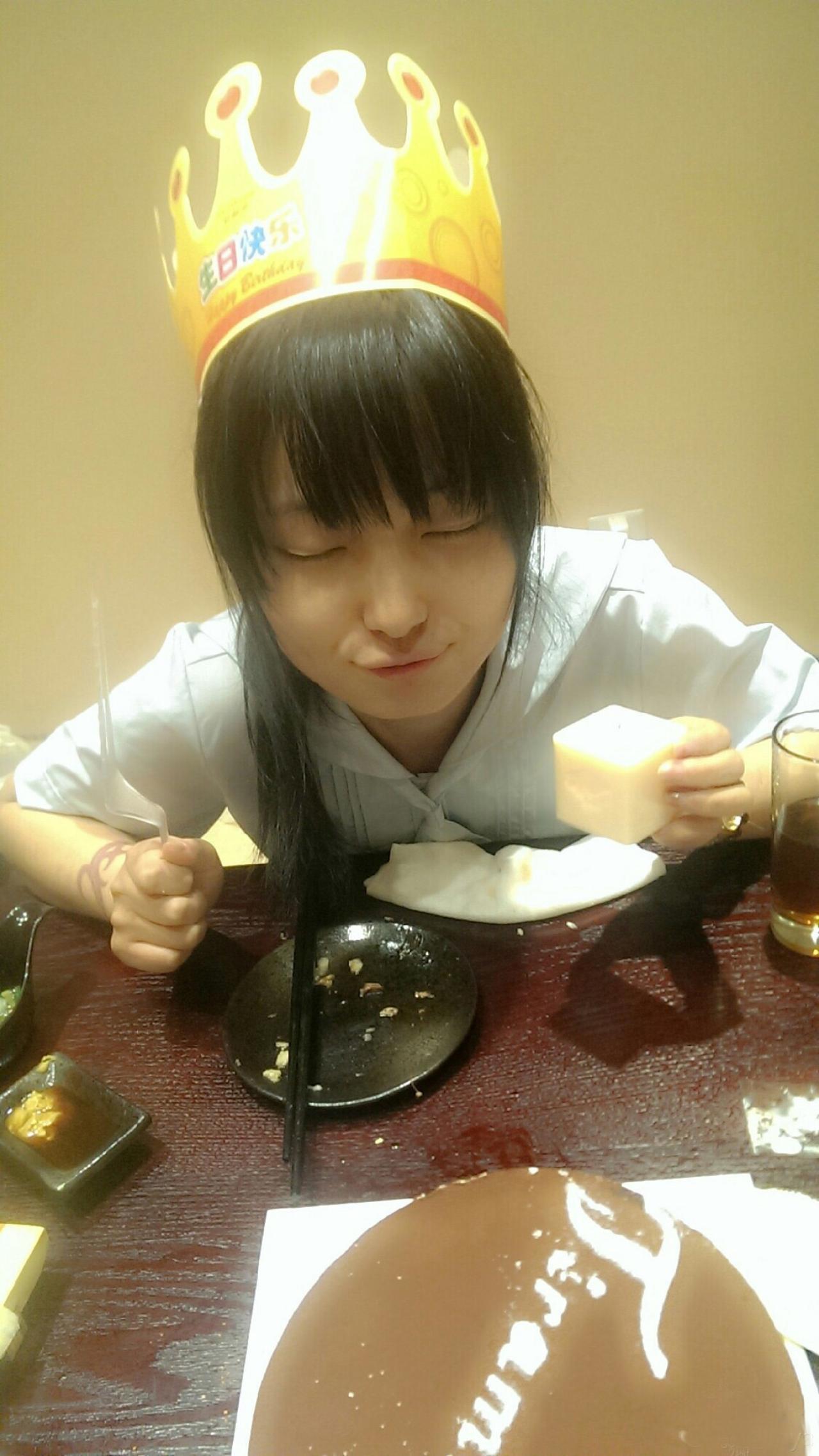 瘾卿正戴着生日帽子闭眼许愿吹蜡烛