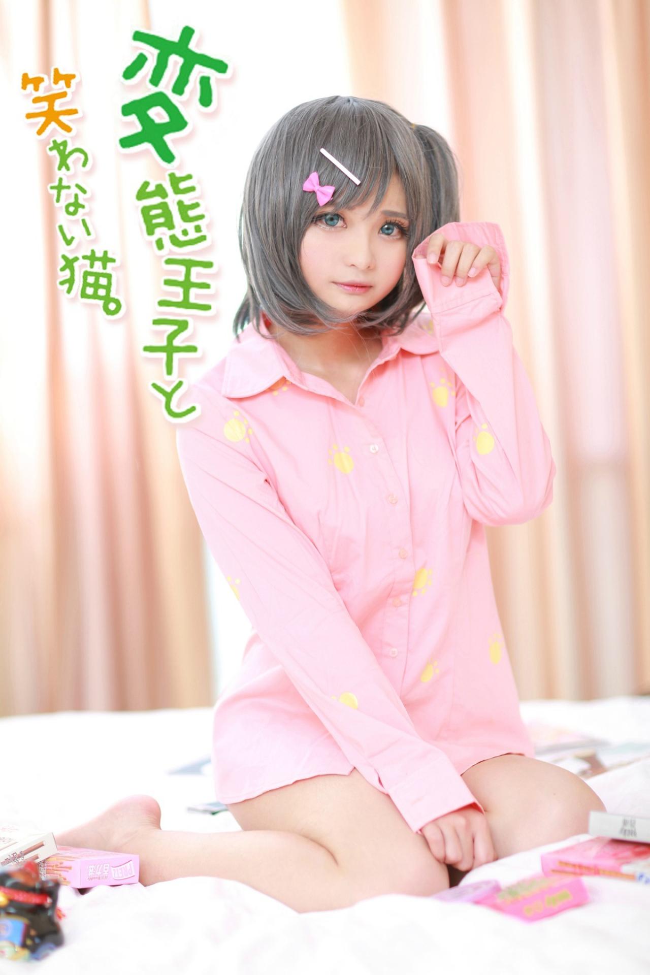 Ako_Lovegood扮演筒隐月子跪坐在床上，左手半握拳扮小猫