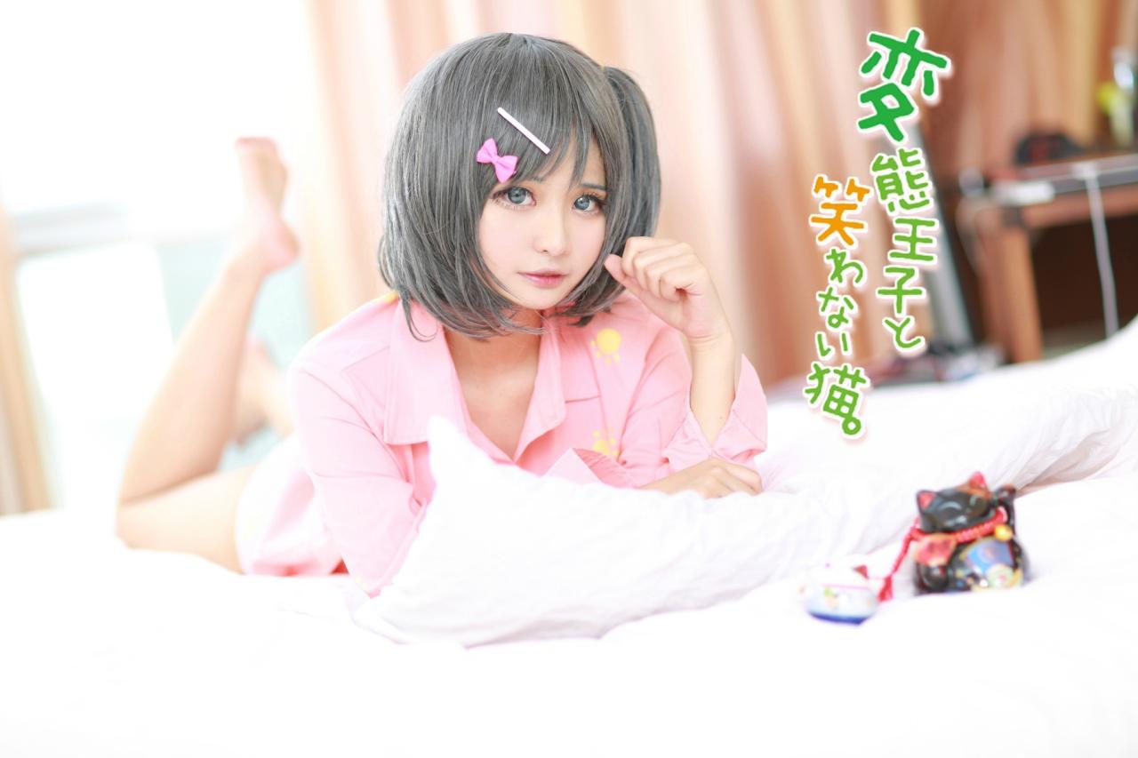 Ako_Lovegood扮演筒隐月子趴在枕头上