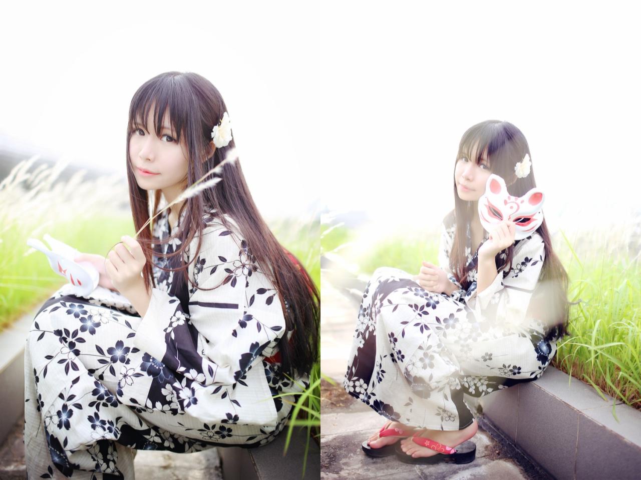 安姐姐坐在路旁，拿着绒绒草，摘下面具