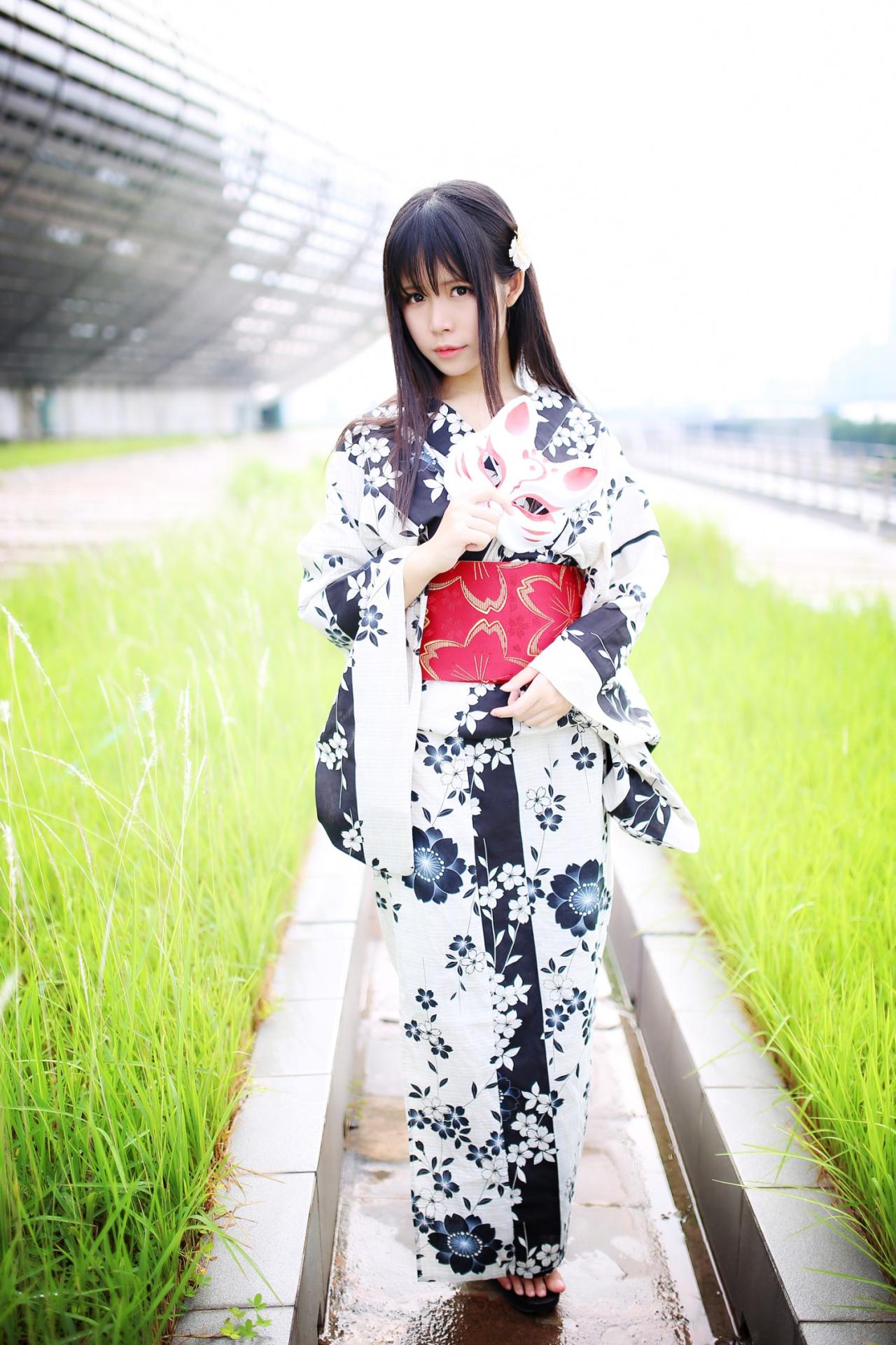 安姐姐站在草池中间