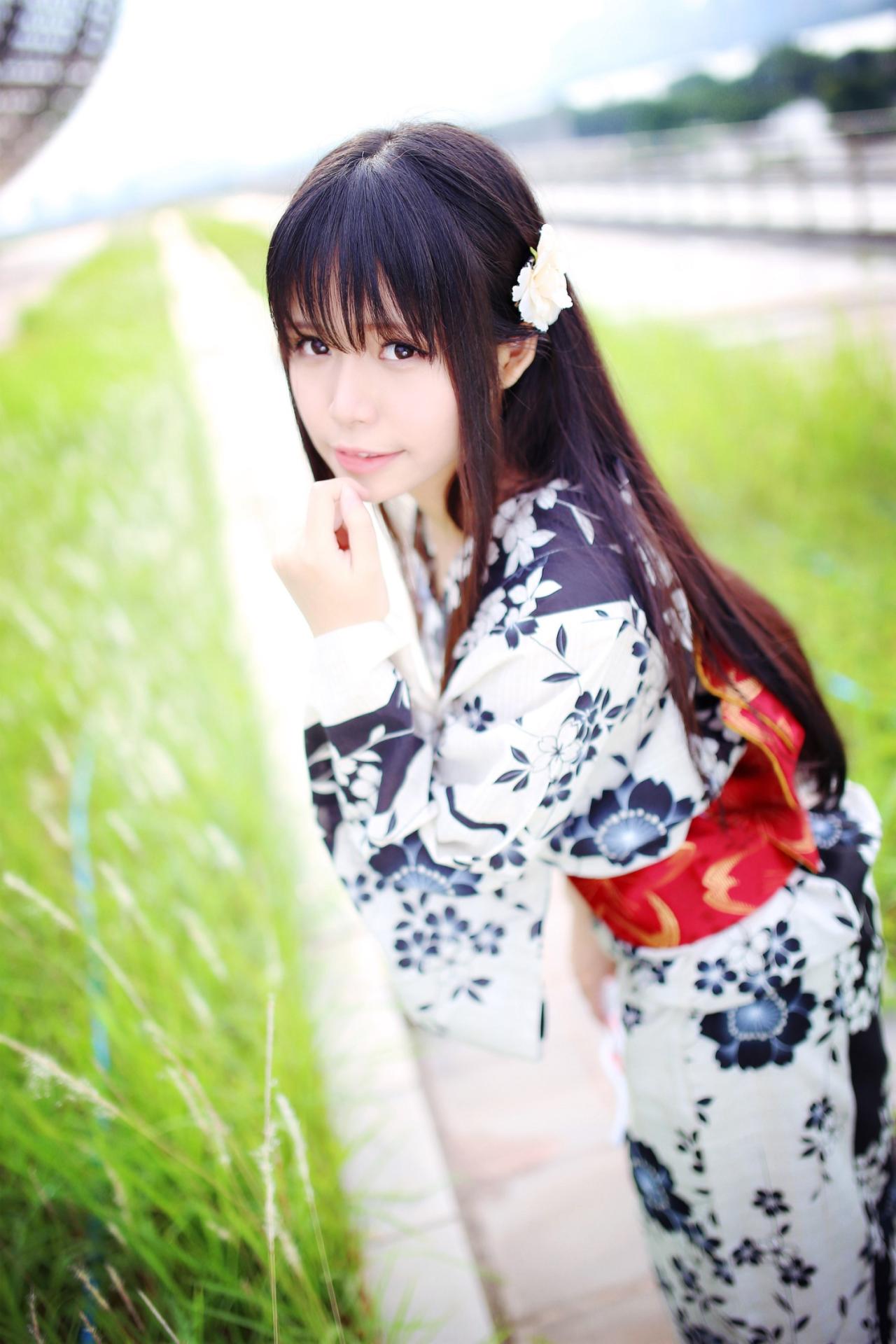 安姐姐左手扶着下巴侧面照