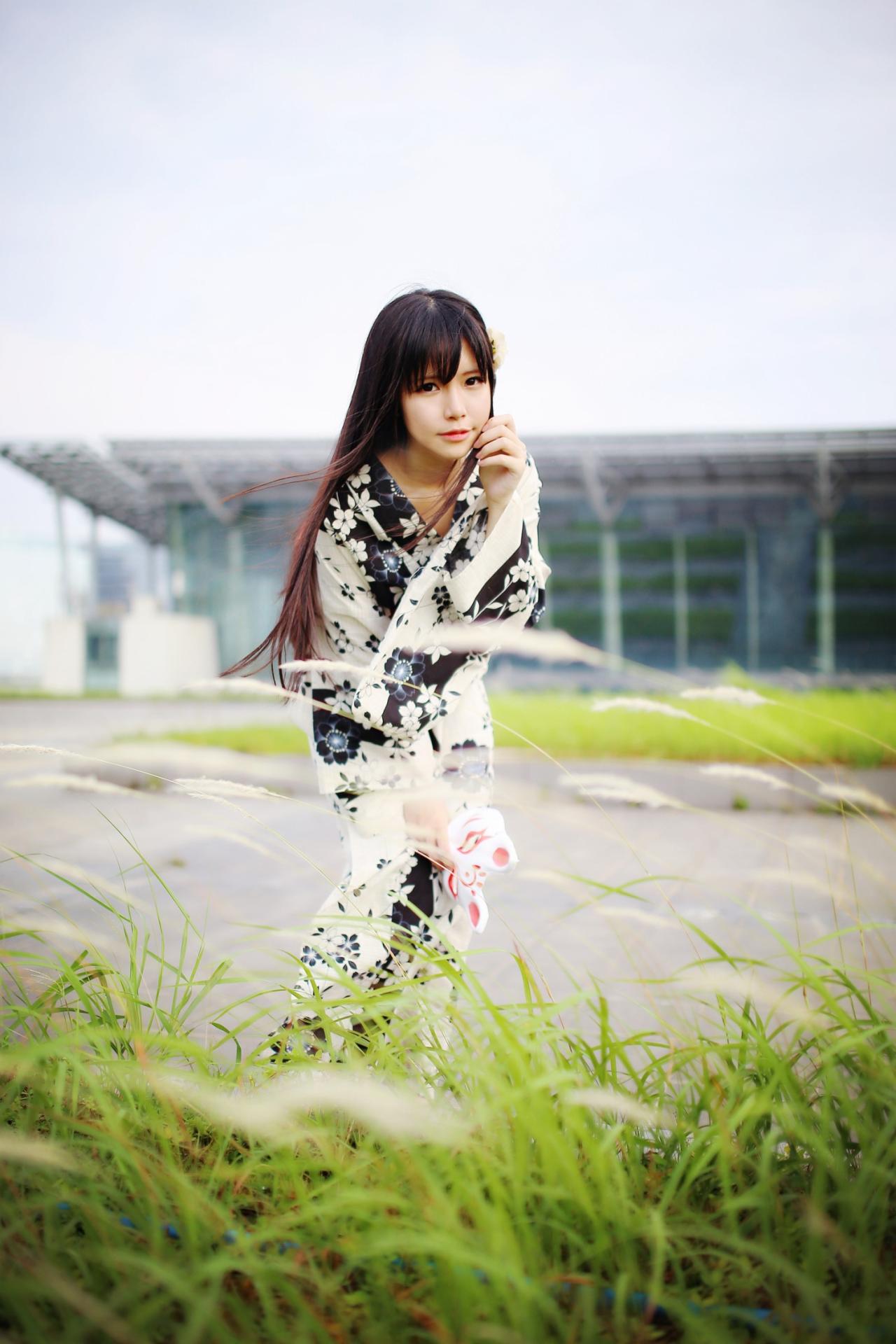 安姐姐弯腰在碧草连天中轻捋头发