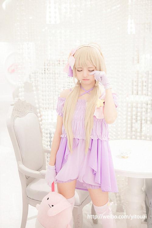 小哀扮演双叶杏拎着小兔子的耳朵，快哭了揉眼睛的样子