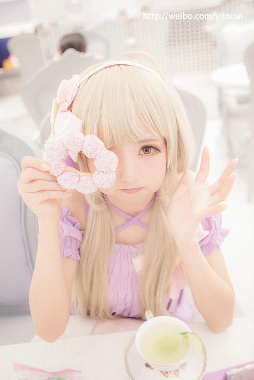 小哀扮演双叶杏趴在桌子上，露出一只眼睛