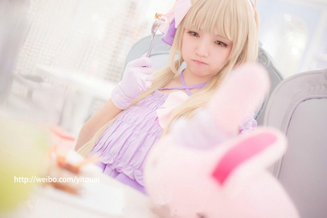 小哀扮演双叶杏拿着叉子，撅嘴看着兔子玩偶