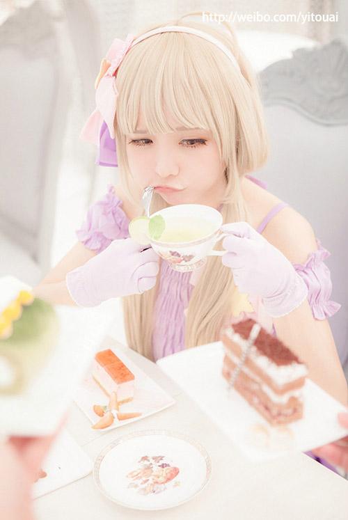 小哀扮演双叶杏一边拿起杯子，一边咬叉子