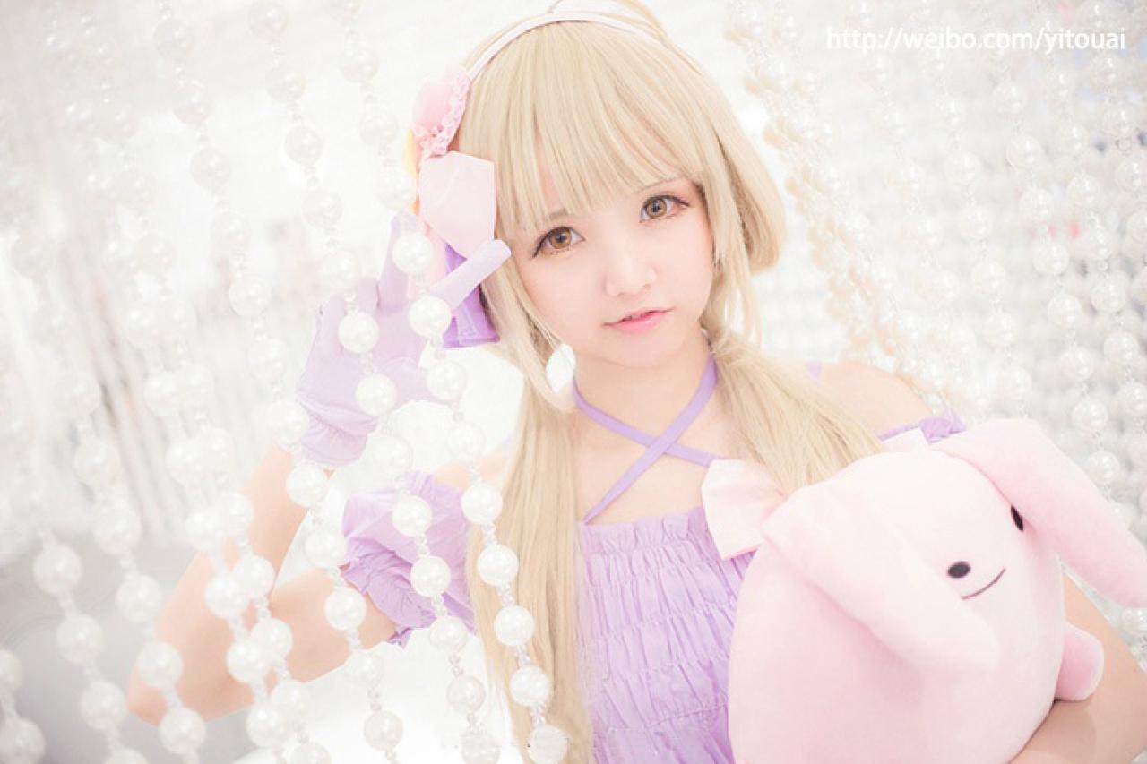 小哀扮演双叶杏抱着兔子玩偶，作剪刀手势