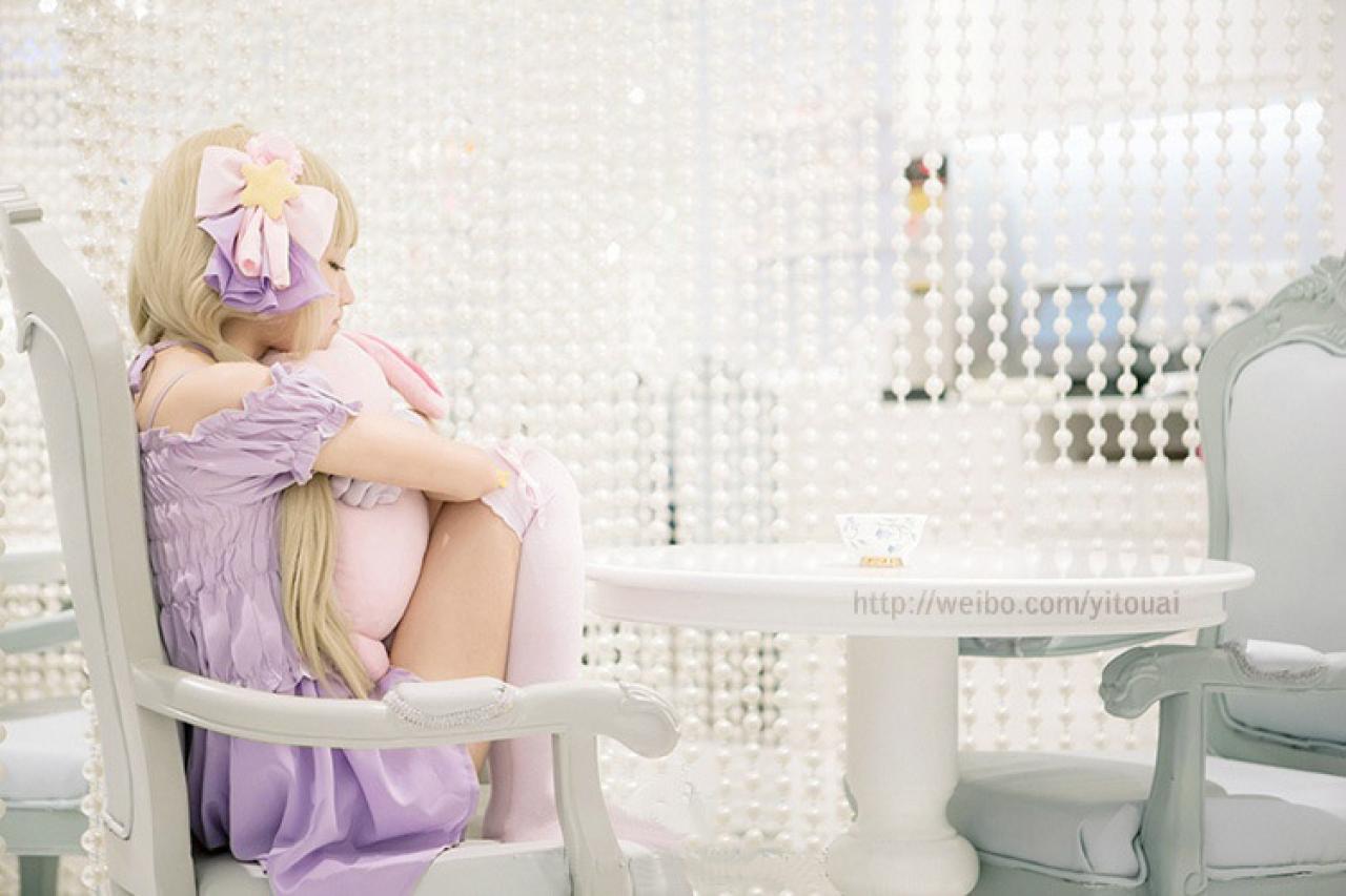 小哀扮演双叶杏抱着兔子玩偶和膝盖坐在椅子上