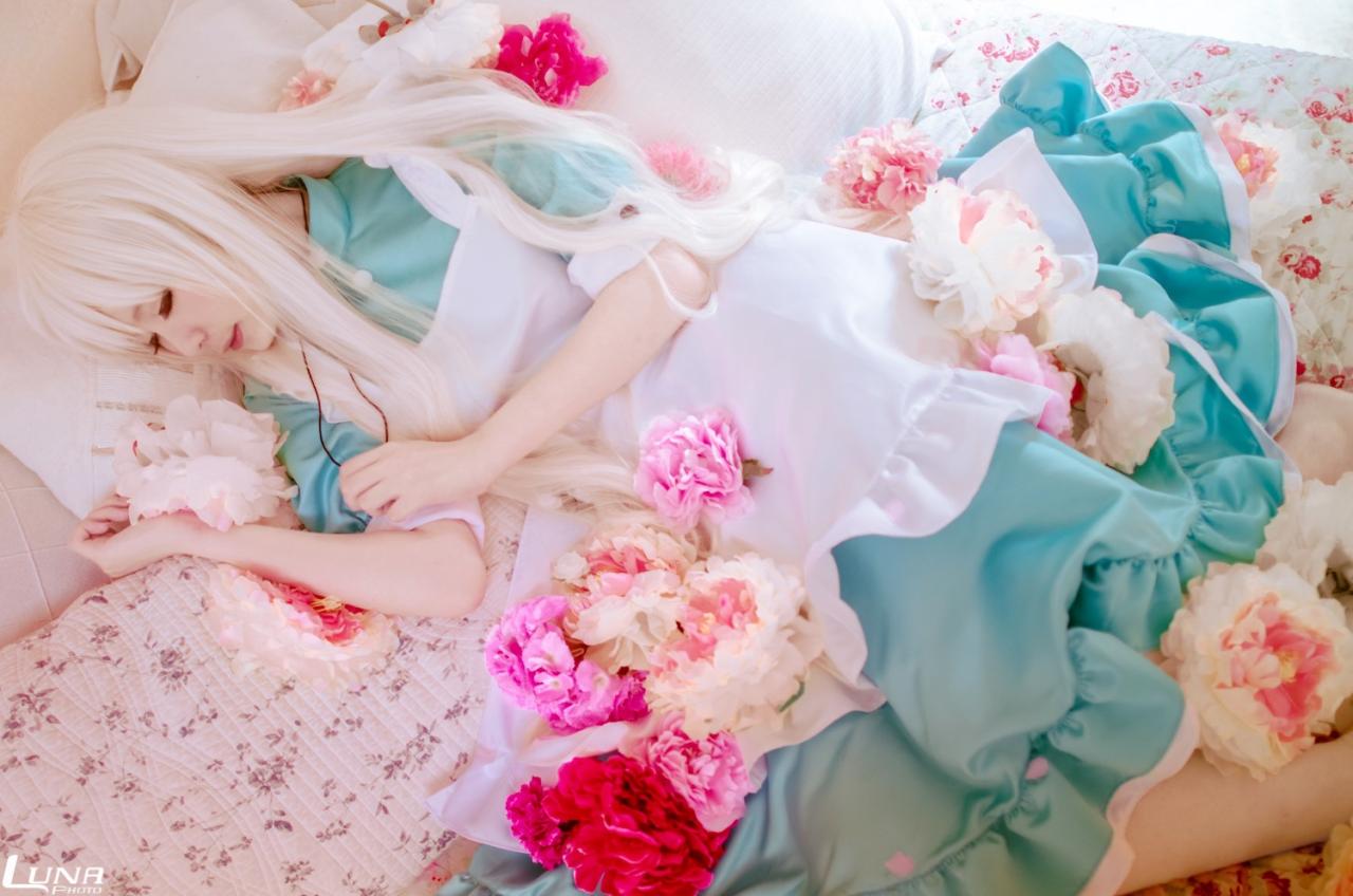 霜月扮演小樱茉莉睡姿的全身照，周身洒满了各种颜色玫瑰花瓣