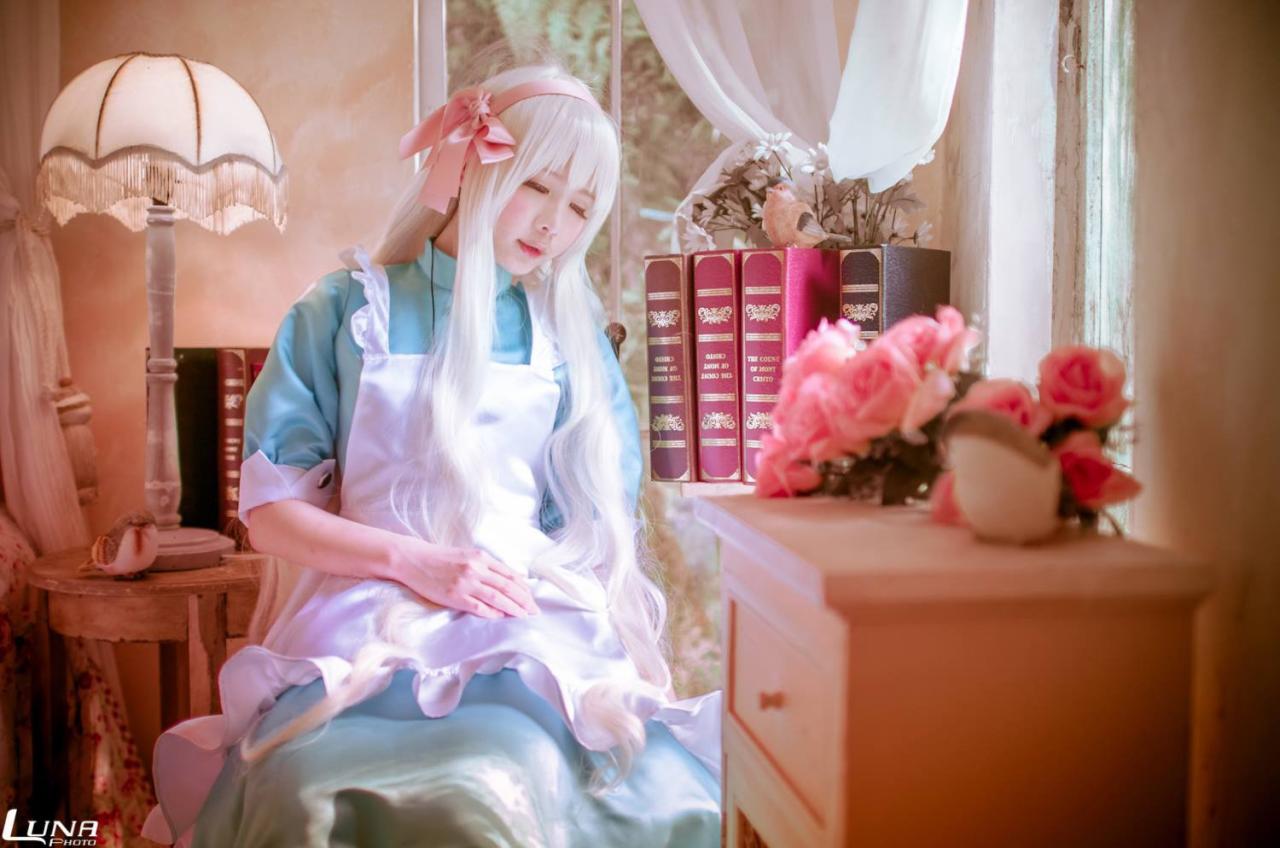 霜月扮演小樱茉莉静静地斜靠在写字台旁睡着了