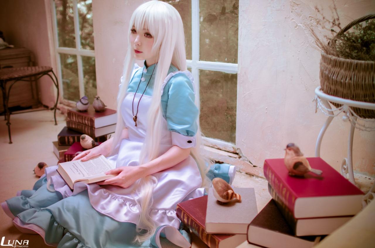 霜月扮演小樱茉莉端着一本很厚的书，正在静静的思考