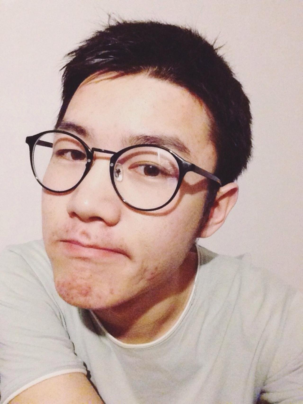 万万没想到安昱灰色T恤自拍