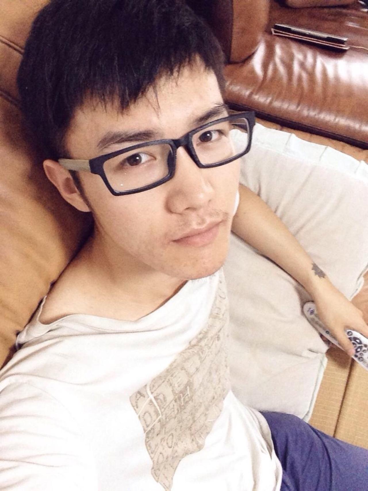 万万没想到安昱白色T恤坐在沙发上自拍