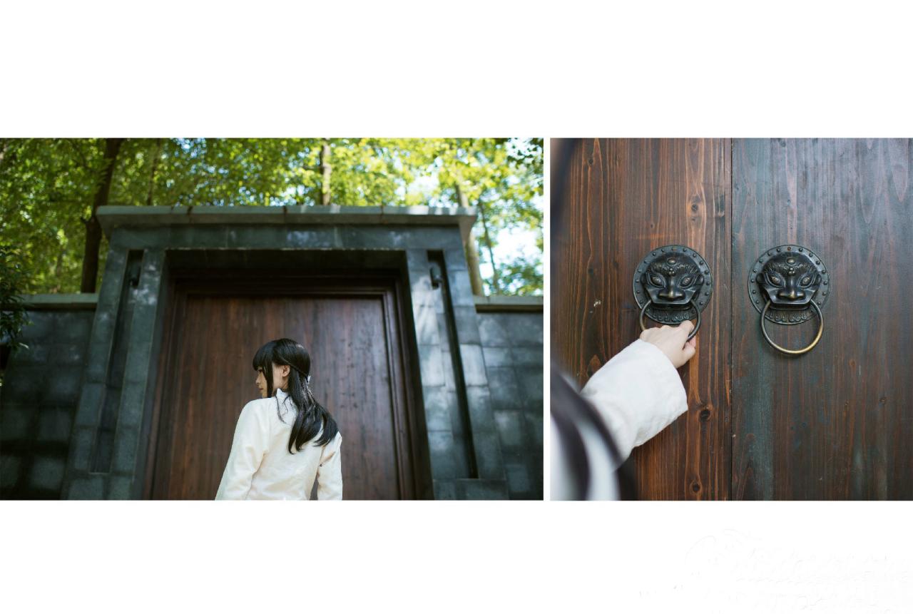 猫小音站在古色古香的门前，扣响门环