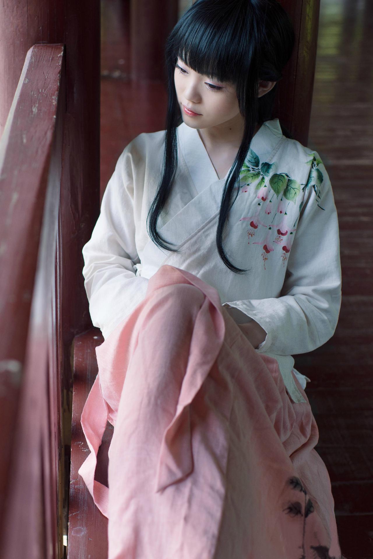 猫小音靠坐在亭椅上