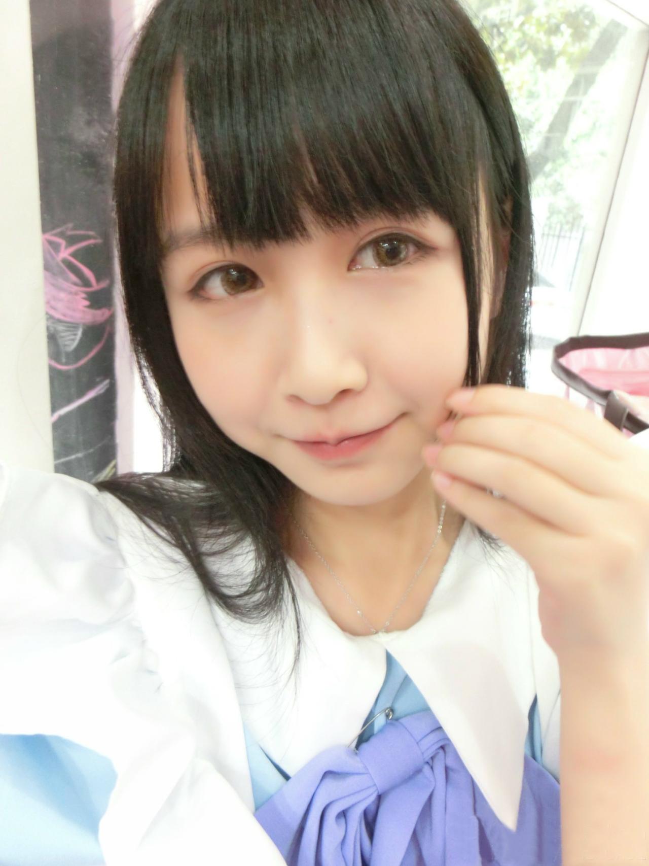 小Can手指捏起一缕挂在脸上的头发