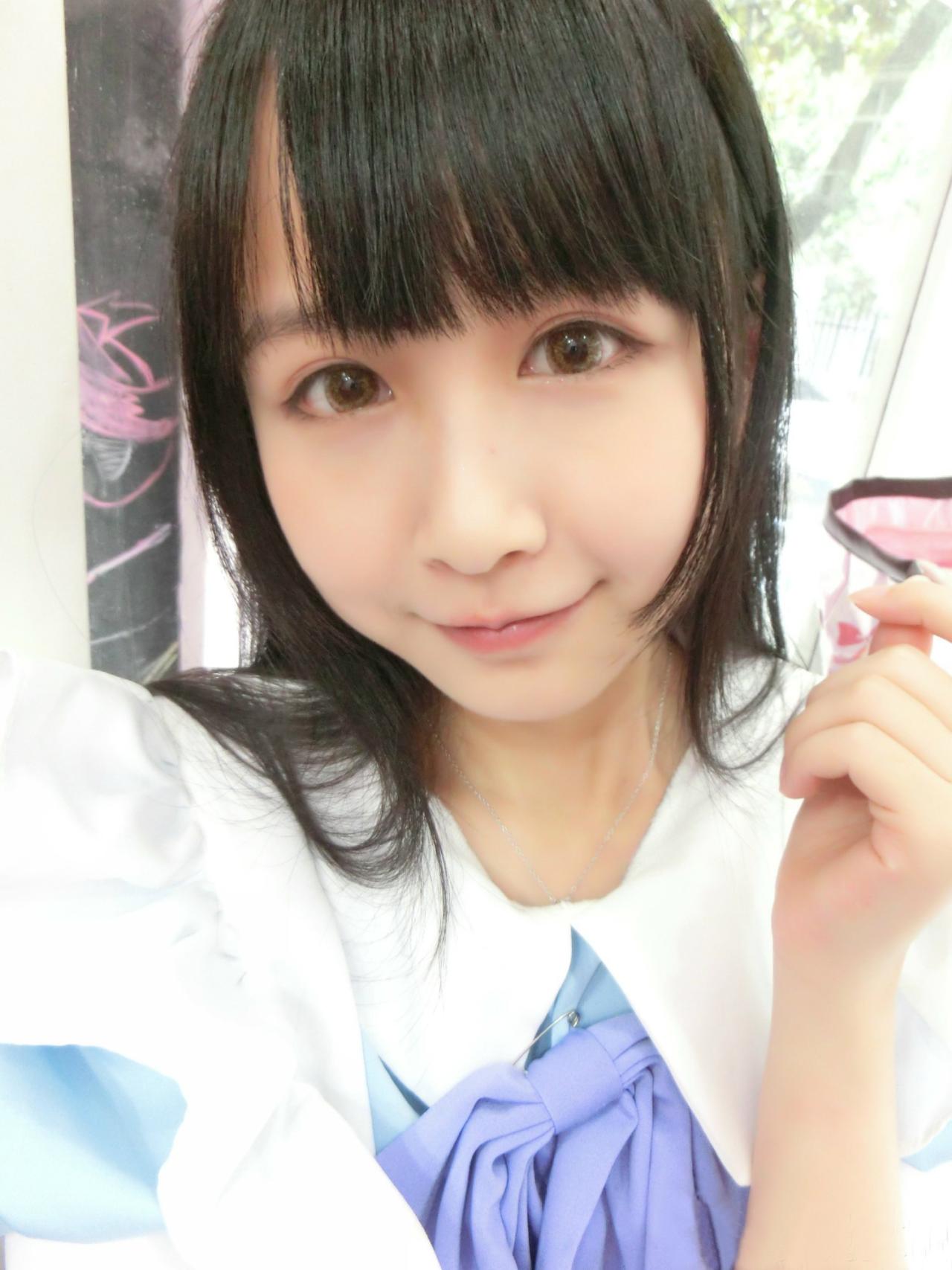 小Can右手抬起，食指和拇指捏在一起