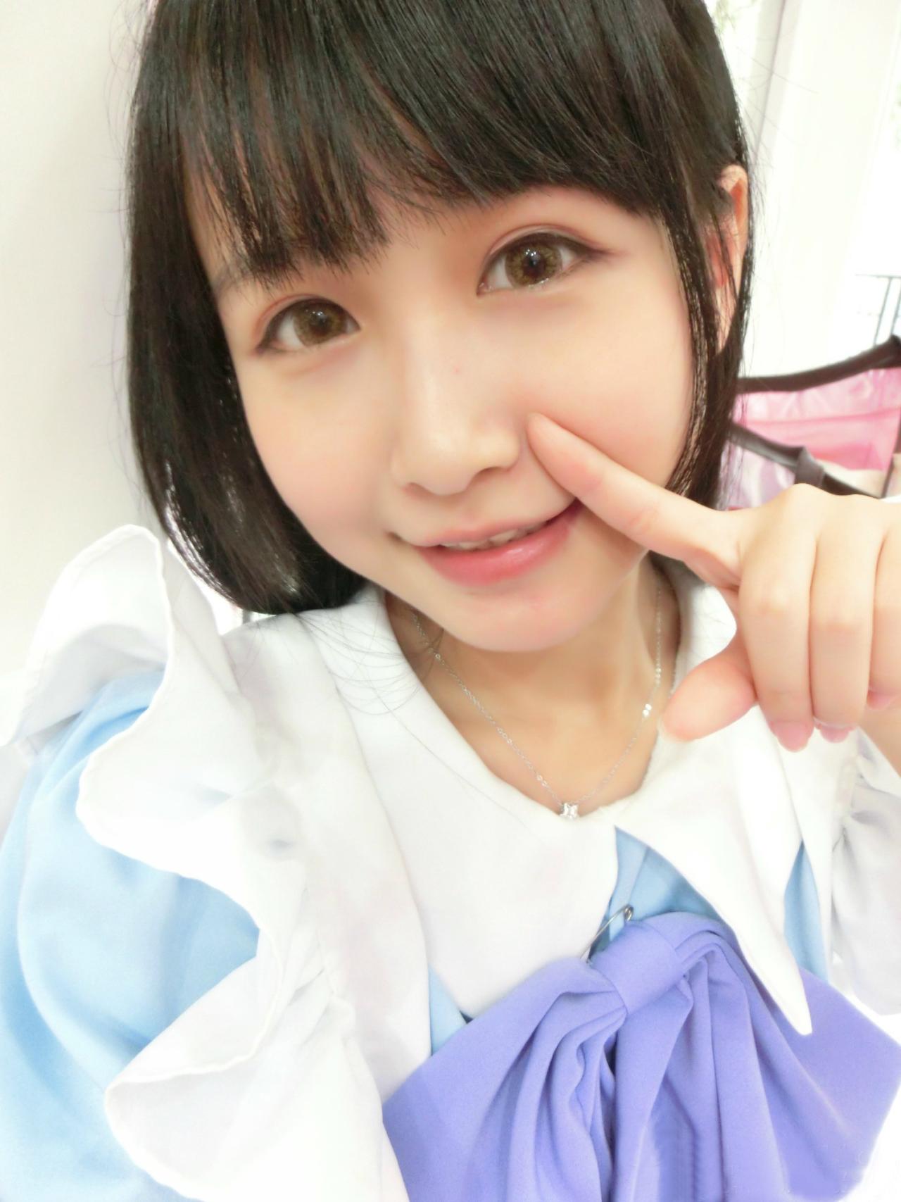 小Can用食指戳脸自拍