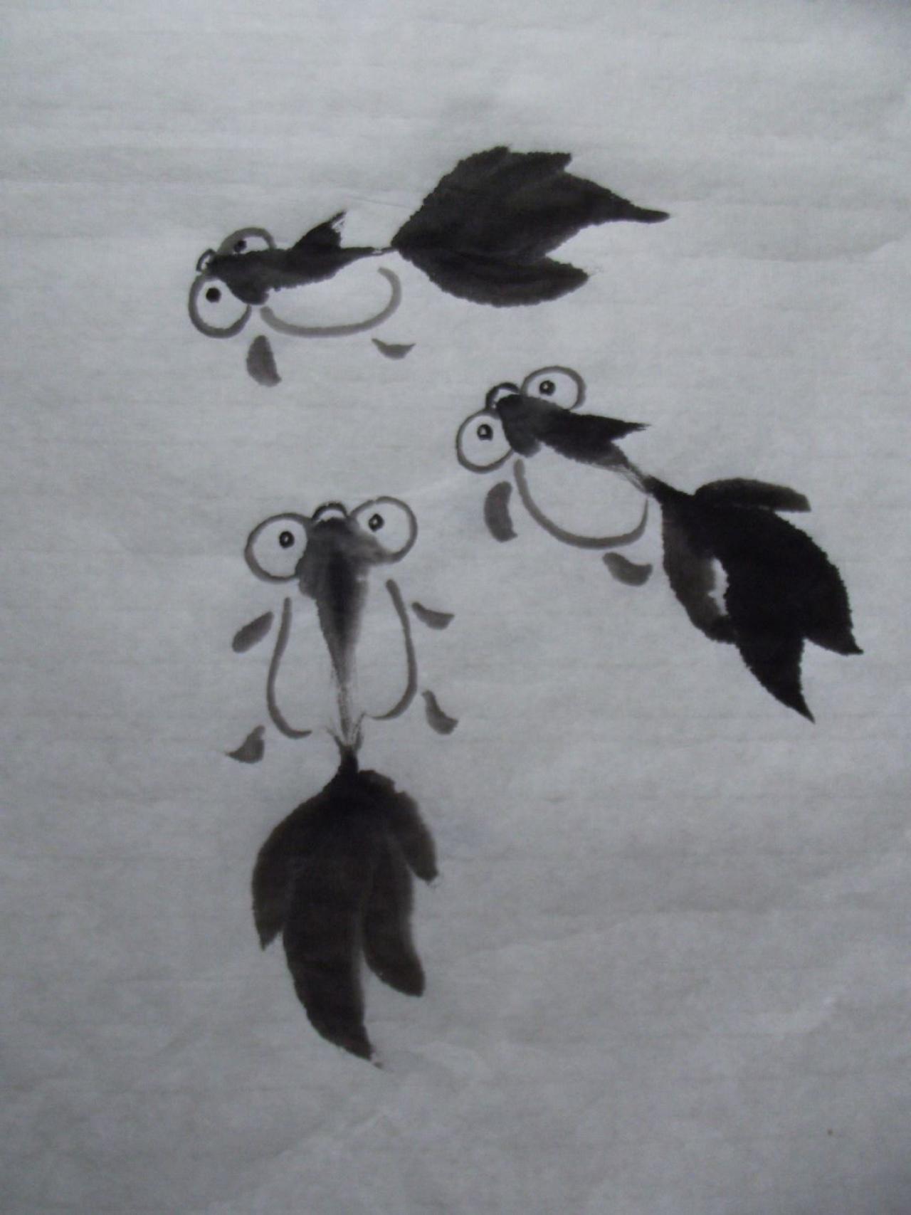 第四步,画鱼尾,点眼睛