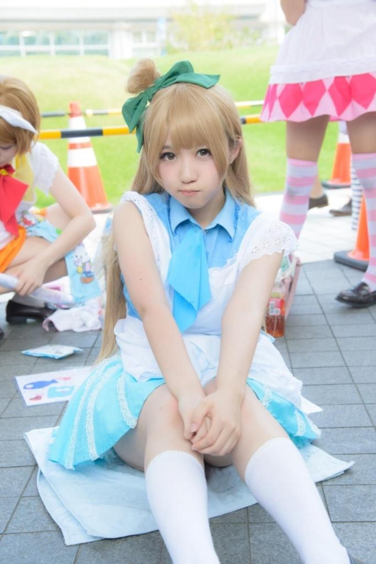 橘猫汰扮演南小鸟歪着嘴伸开双腿坐在地上