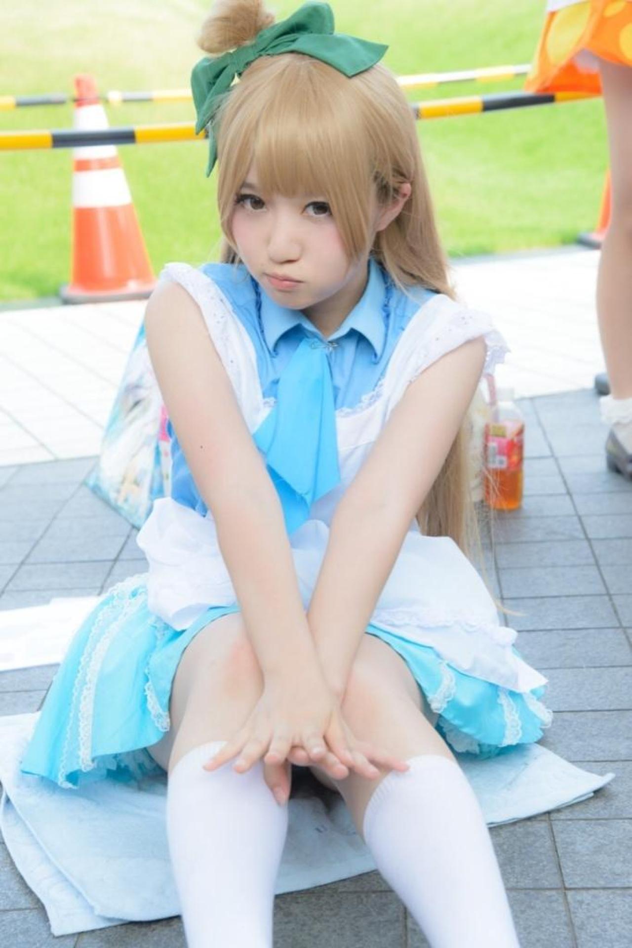 橘猫汰扮演南小鸟嘟嘴卖萌扭捏的样子