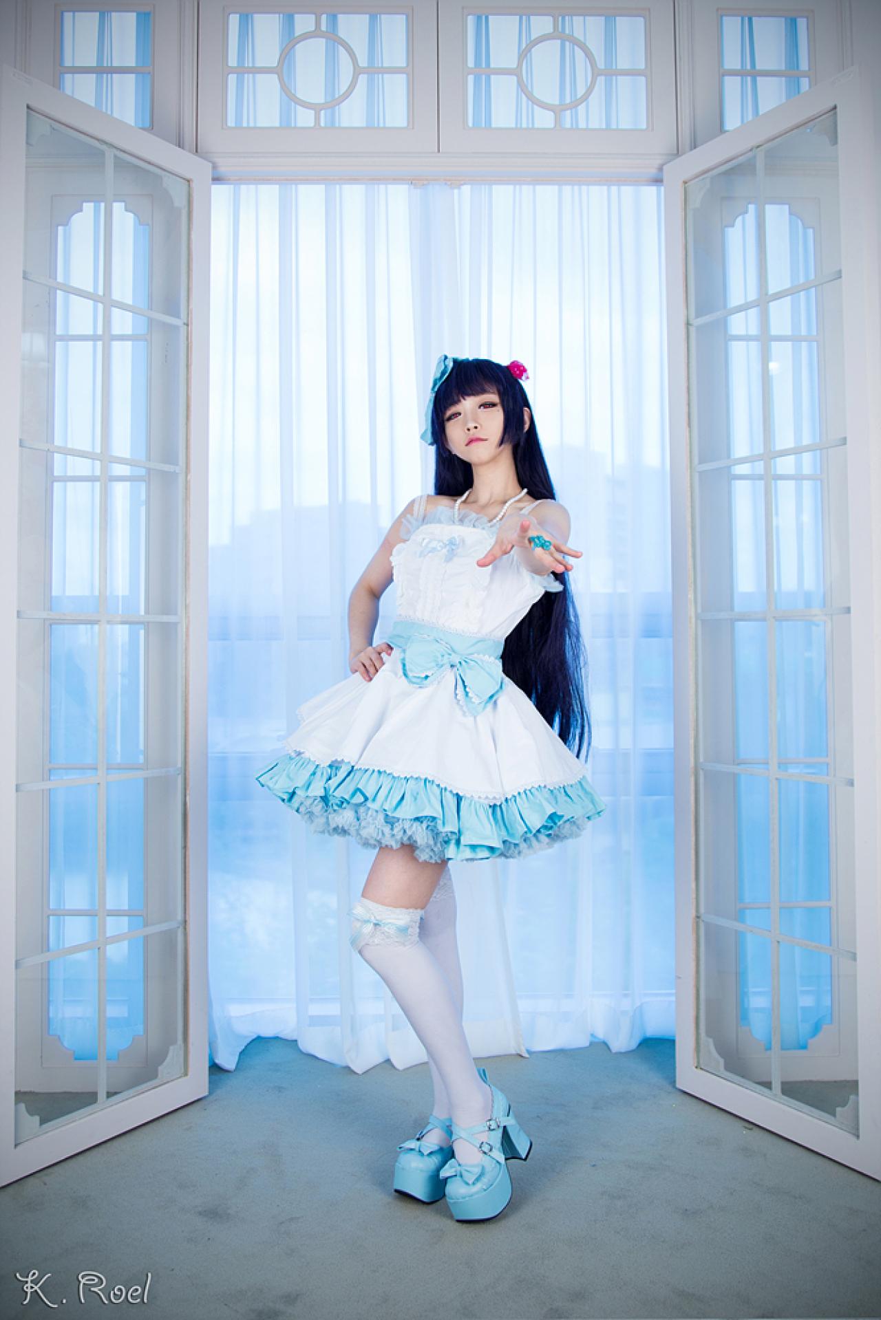 兔娘扮演五更琉璃站在落地窗中央