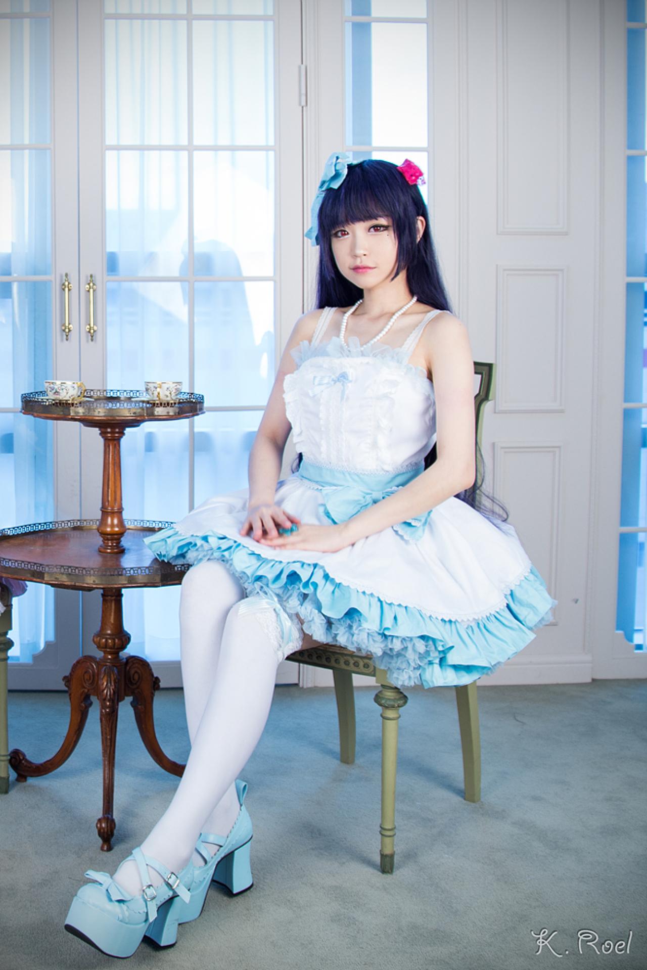 兔娘扮演五更琉璃坐在椅子上