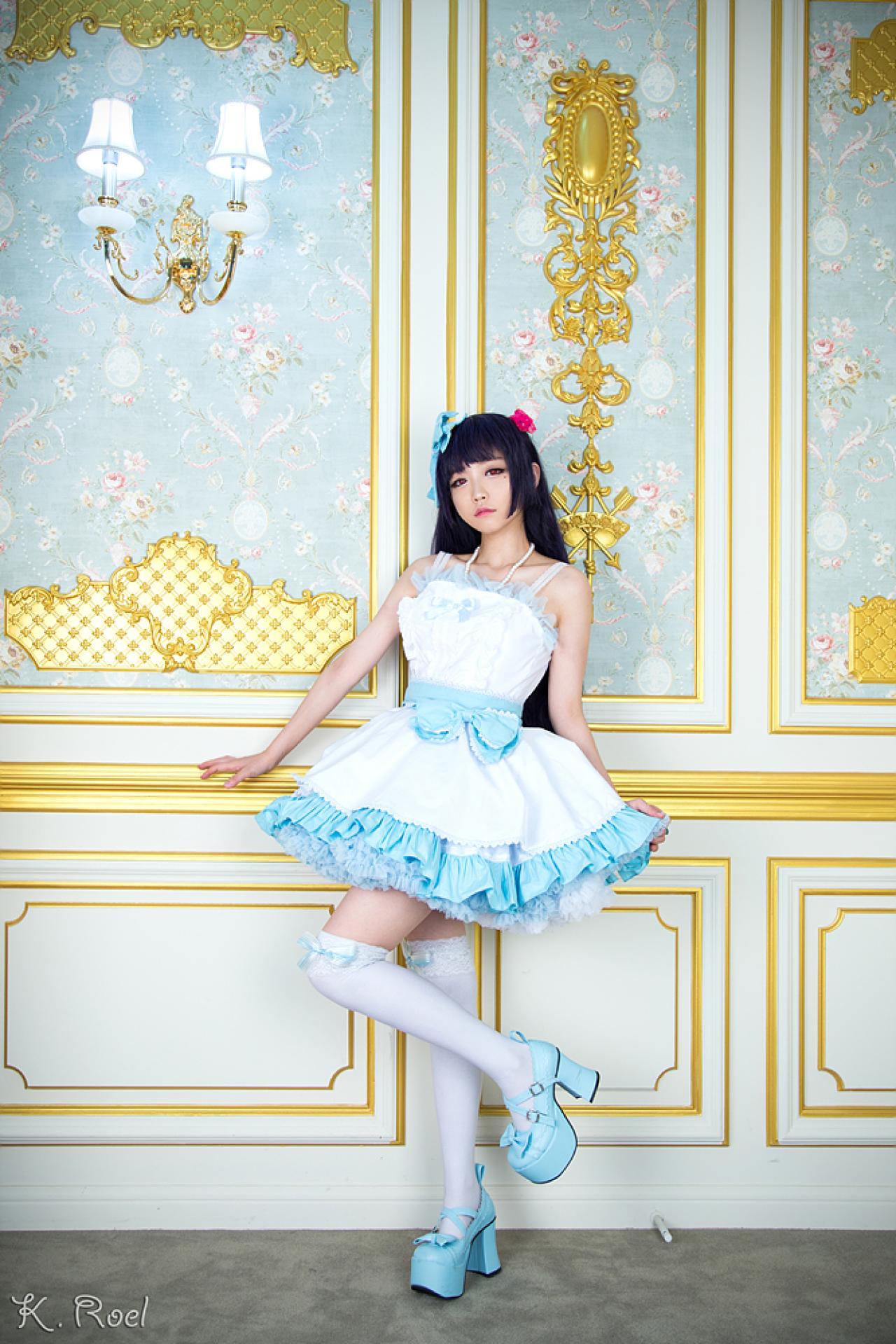 兔娘扮演五更琉璃站在墙前，抬起一只脚