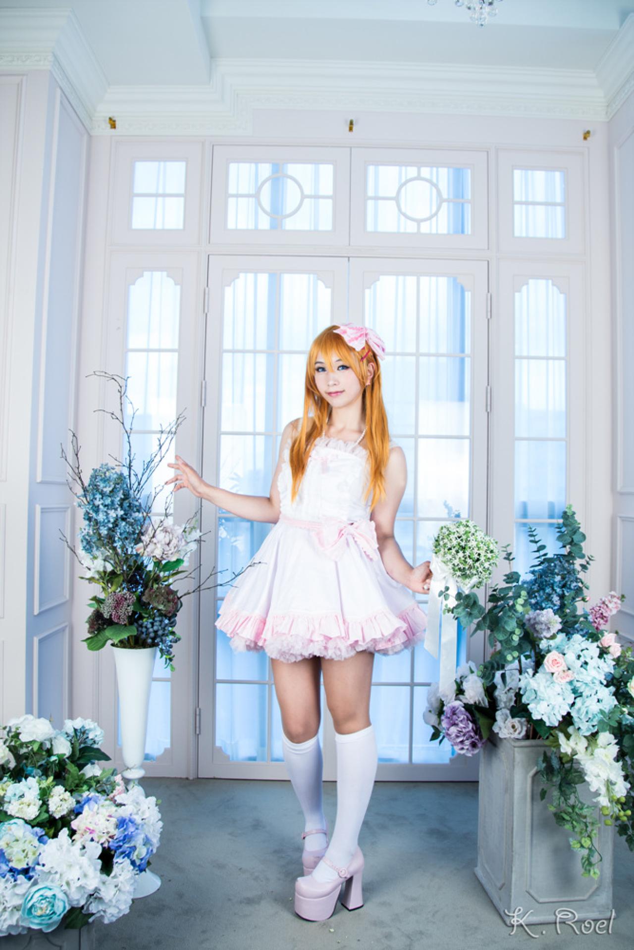 兔娘的小伙伴扮演高板桐在鲜花簇拥的乃全身照