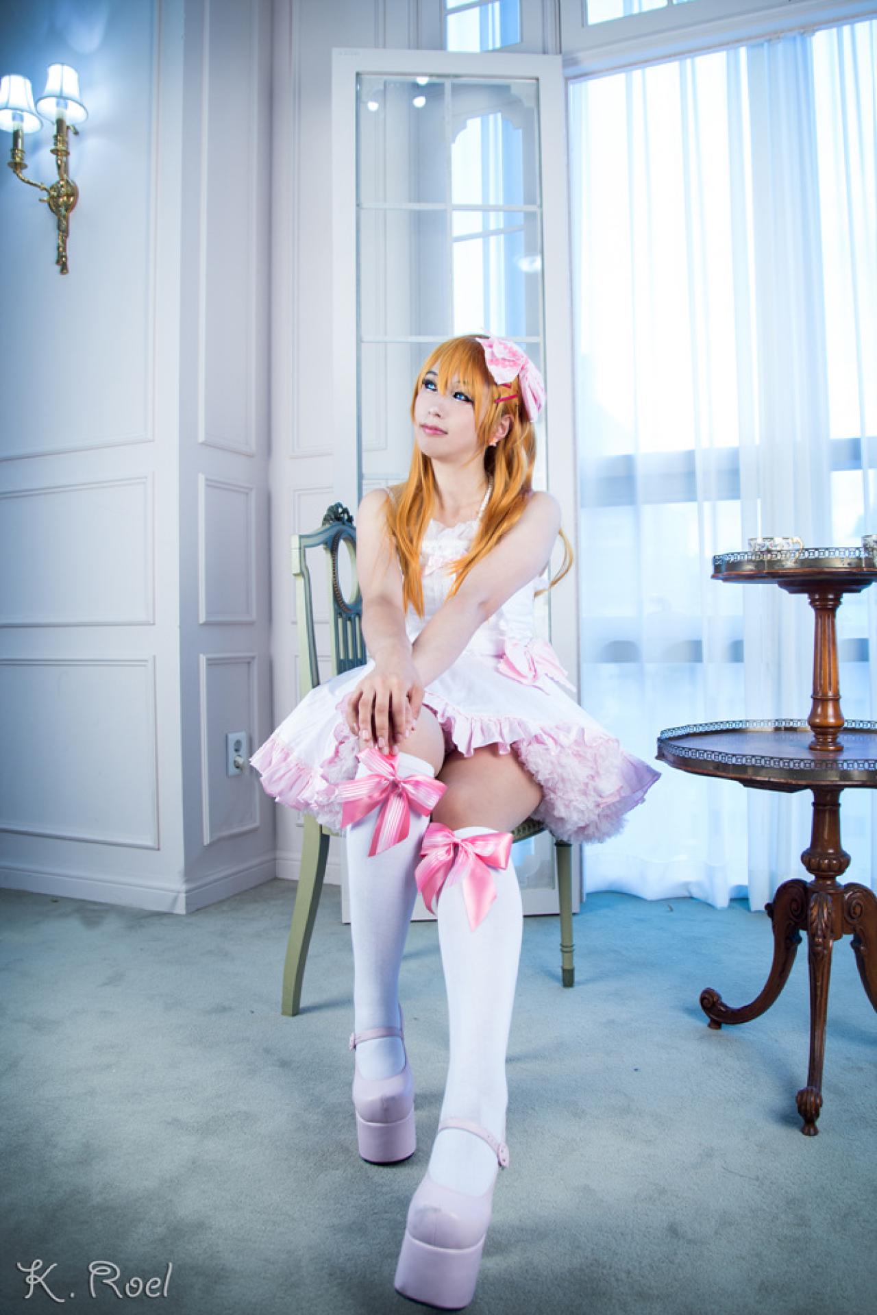 兔娘的小伙伴扮演高板桐坐在椅子上