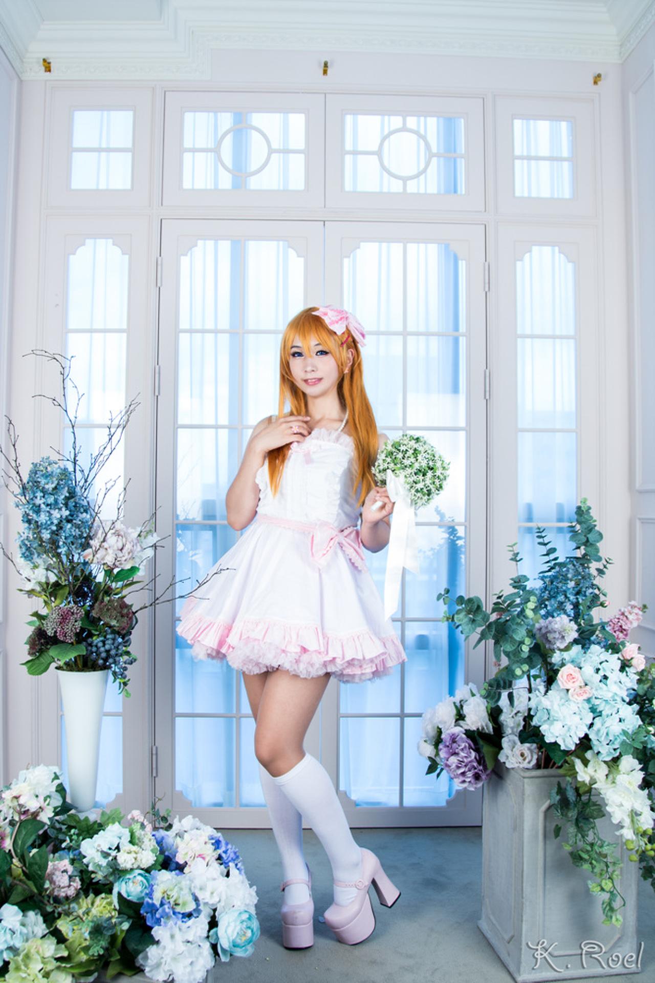 兔娘的小伙伴扮演高板桐乃拿着手捧花