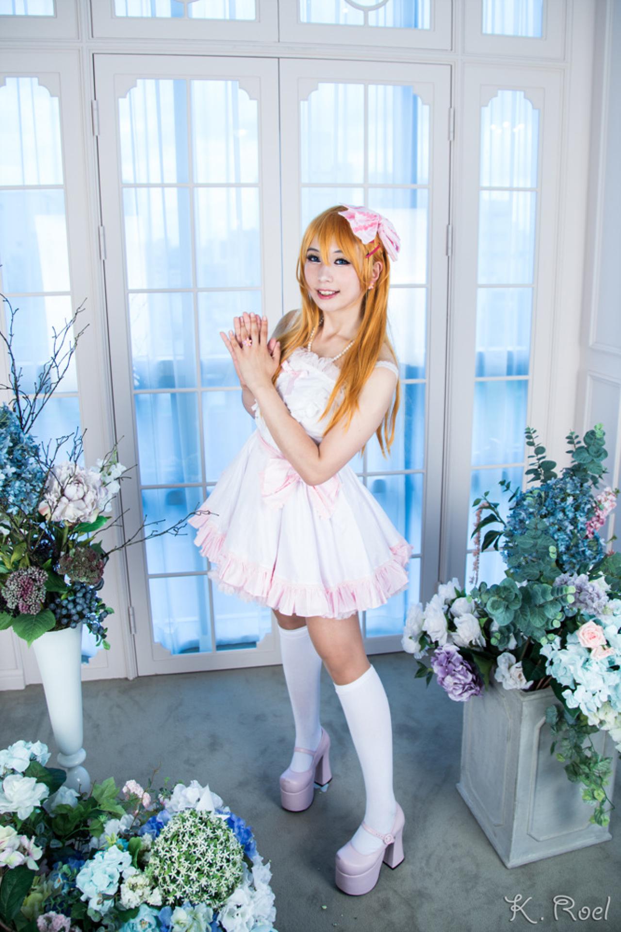 兔娘的小伙伴扮演高板桐双手合十侧面照