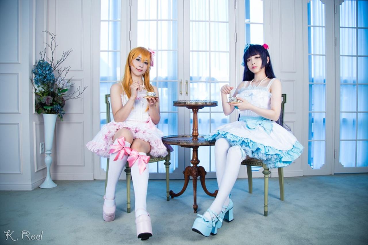 兔娘和小伙伴坐在椅子上喝咖啡