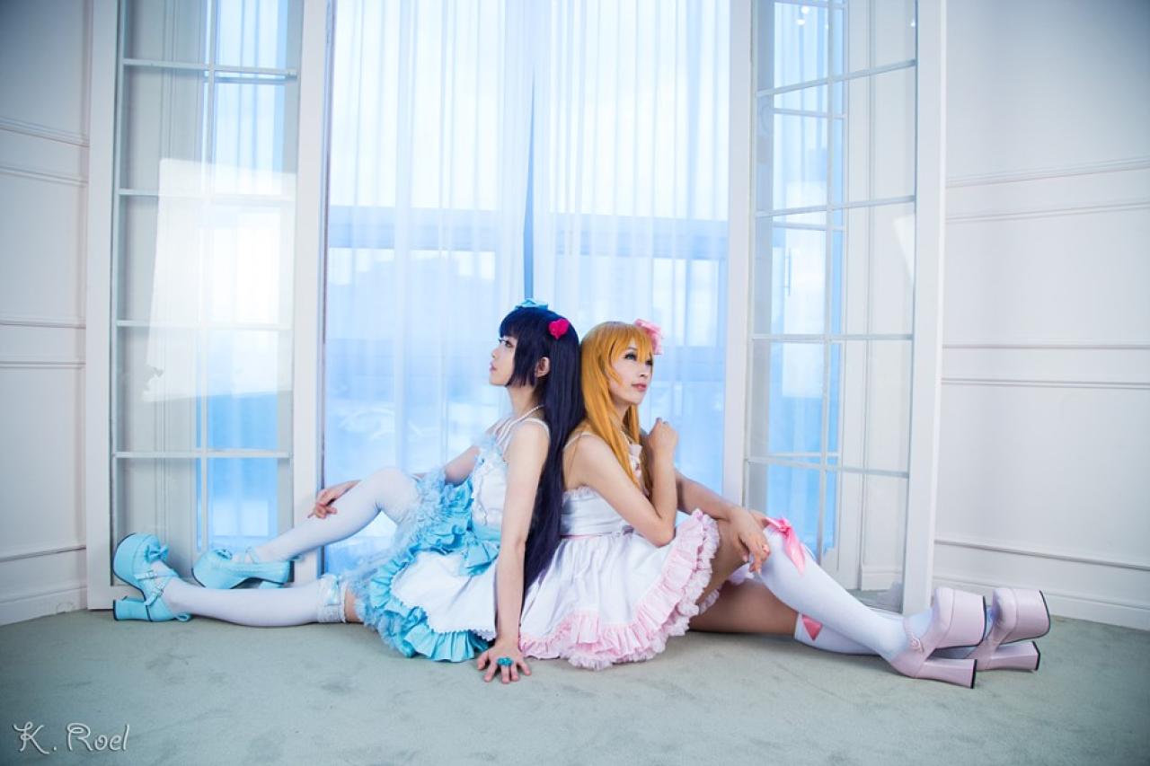 兔娘和小伙伴背靠背的姿势