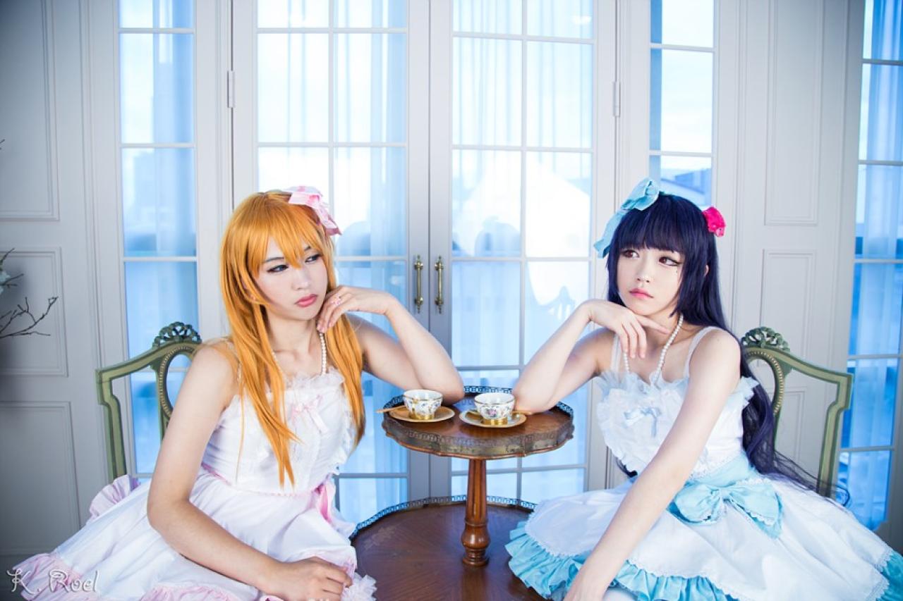 兔娘和小伙伴各自一只手搭在桌子上，扶着脸庞，思考的样子