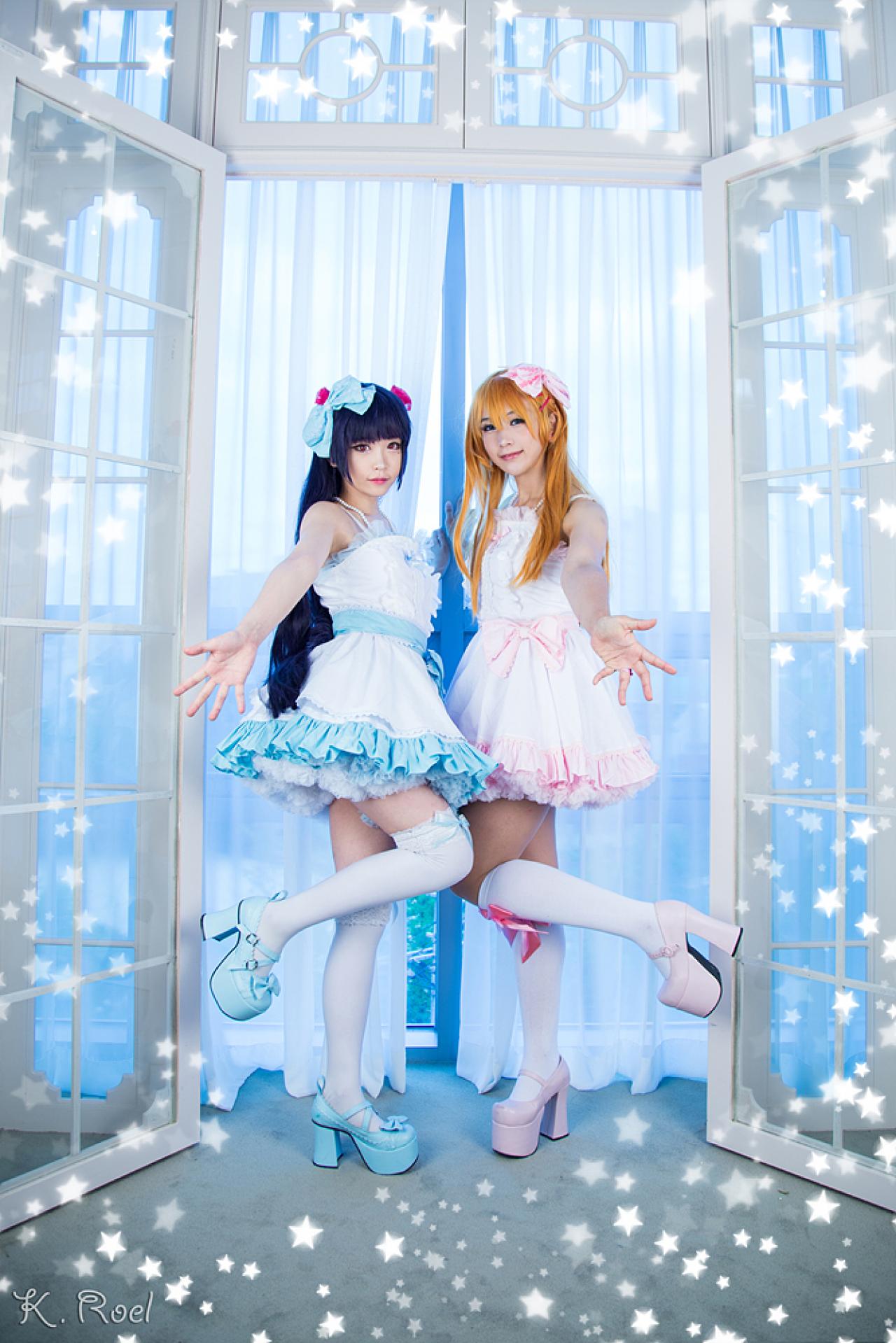 兔娘和小伙伴面对面一人拉着一侧窗帘，伸出一只手的姿势