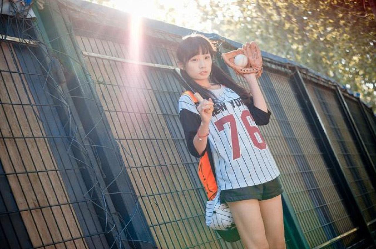 馋宝宝带着棒球装备，全身横幅照