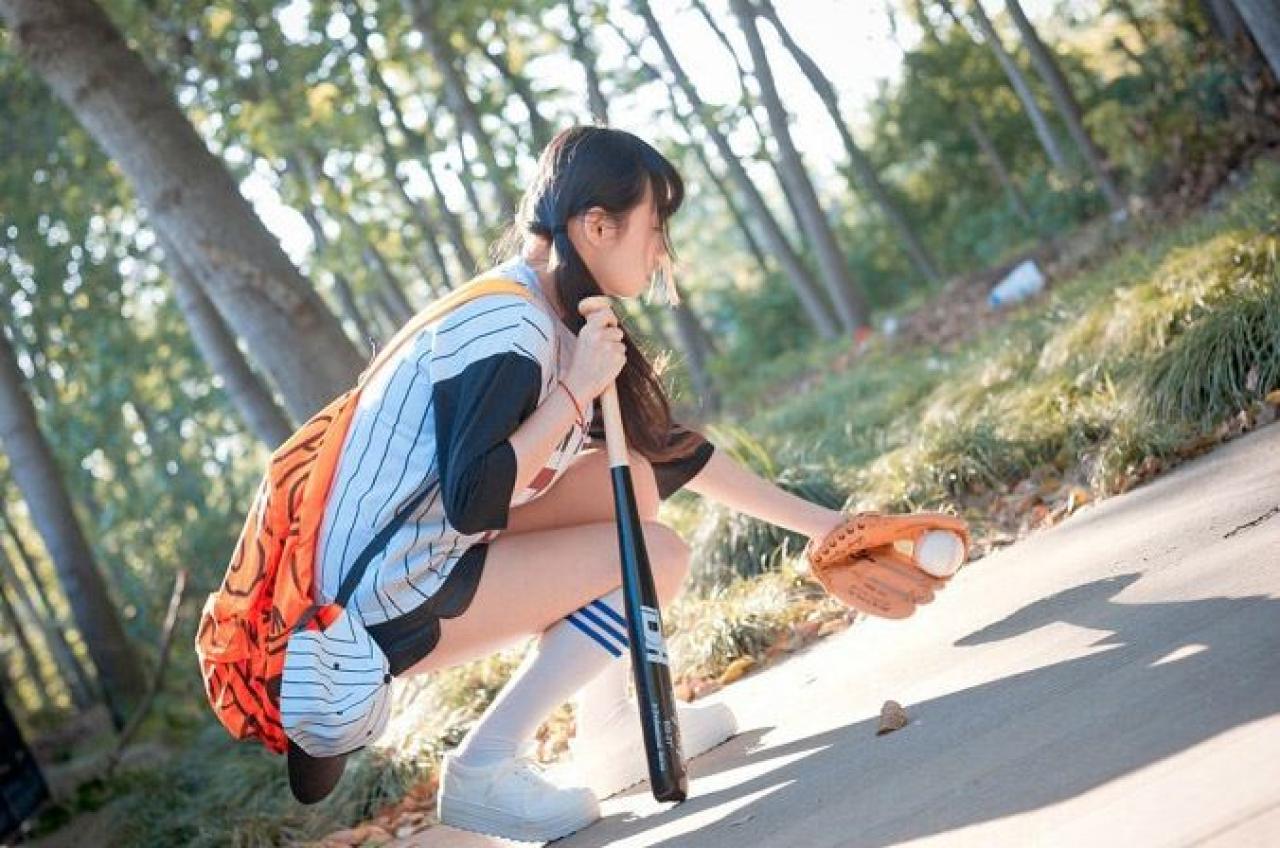 馋宝宝蹲下身体，弯腰拿球