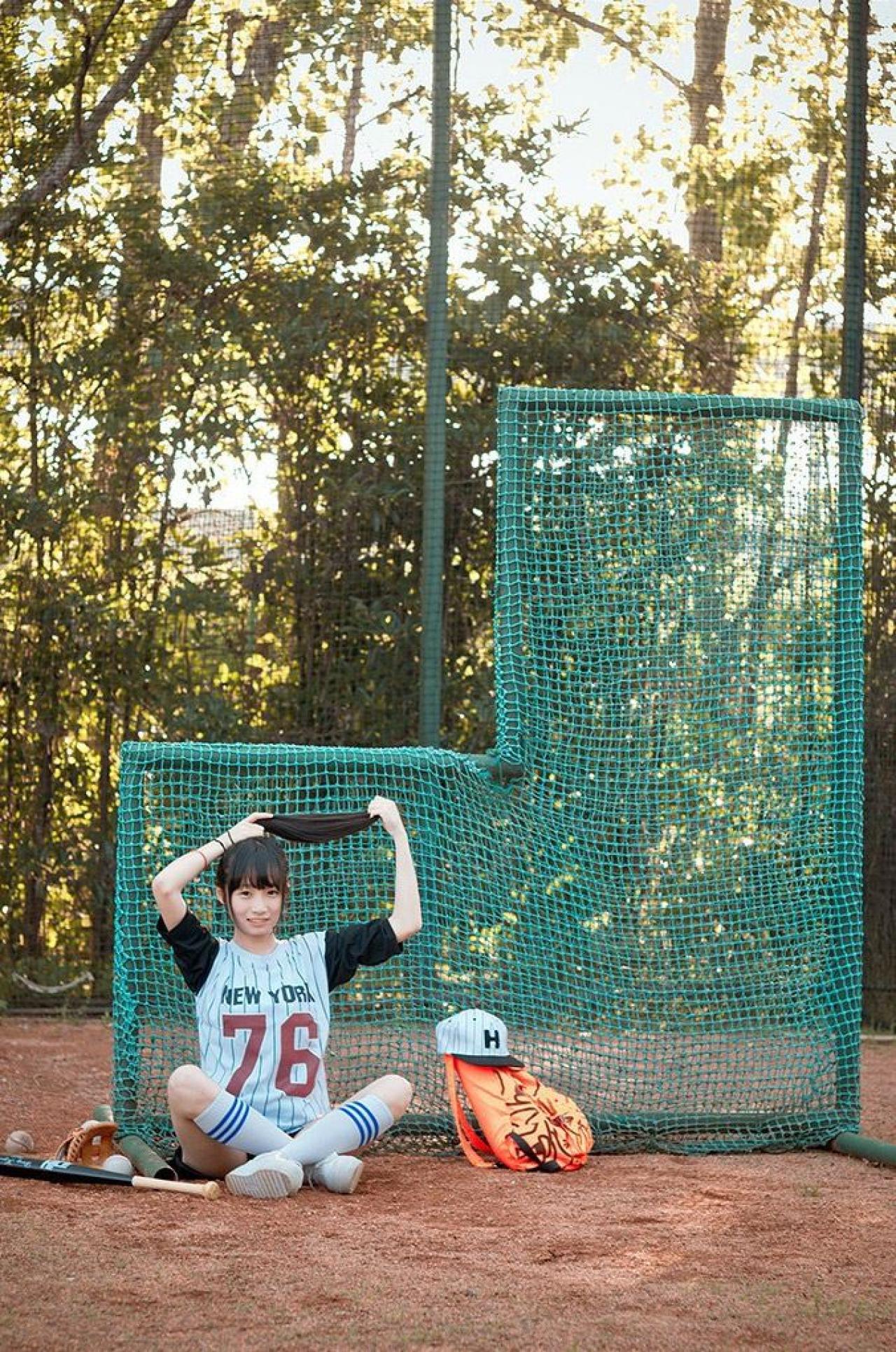 馋宝宝把头发捋成一束